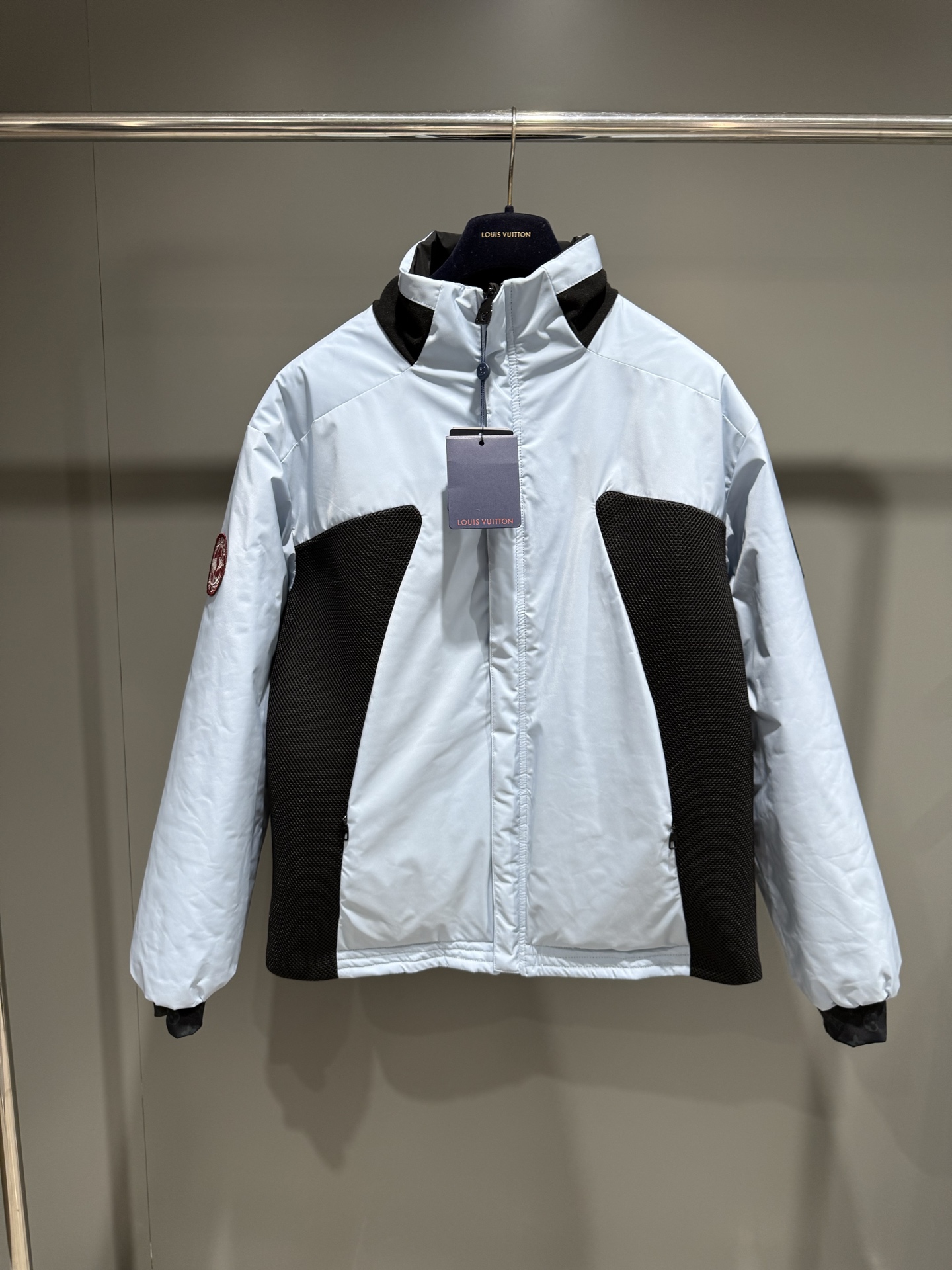 NO:689529,Lujia reversible logo patchwork jacket,  Made of imported high-density windproof nylon fabric, the texture is light and crisp and has excellent waterproof and wind-resistant properties. Both the front and back fabrics have been treated with special processes, making them smooth to the touch and drape well, taking into account practicality and wearing comfort. It adopts a double-sided design, one side is light blue and black mesh for a sporty style, the shoulder is decorated with the brand badge logo, and the other side is a black base.  Equipped with a dark logo print, it low-key highlights the brand's tone, and can be unlocked in two styles with one piece. The neckline adopts a stand-up collar design, equipped with a hidden zipper opening and closing, which fits the neck while improving the windproof effect. The splicing workmanship of the body is exquisite, and the lines are smooth and neat. The overall version is loose and casual tailoring, which is highly tolerant and can be controlled by all kinds of body shapes, suitable for daily casual or outdoor wear!  ,Louis Vuitton-clothing,louis vuitton,louis vuitton,louis vuitton,jackets & coats,19860909驴家双面穿徽标拼接夹克, 采用进口高密防风锦纶面料,质地轻薄挺括且具备优异的防水抗风性能,正反两面面料皆经过特殊工艺处理,触感顺滑且垂坠感佳,兼顾实用性与穿着舒适度；采用双面穿设计,一面为浅蓝拼黑网纱的运动风造型,肩部饰有品牌徽章标识,另一面为黑色底搭配暗纹徽标印花,低调彰显品牌调性,一件解锁两种穿搭风格；领口采用立领设计,配有隐藏式拉链开合,贴合颈部的同时提升防风效果,衣身拼接处工艺细腻,线条流畅利落；整体版型为宽松休闲剪裁,包容性强,各类身形皆能驾驭,日常休闲或户外穿搭！,路易威登-服装,louis vuitton,louis vuitton,louis vuitton,jackets & coats,,Women's clothing