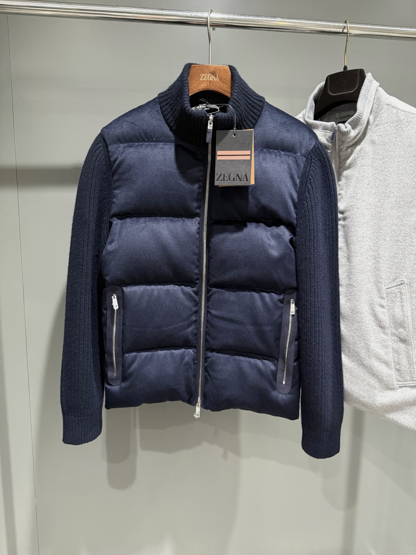 NO:689538,The high version of ZG Zegna 25 Autumn and Winter is the most popular model, the only correct version on the entire network!  New ZG gray OasiCashmere Oasis wool full-zip short jacket. This full-zip short jacket is crafted from Ermenegildo Zegna fine wool. The quilted structure is filled with goose down to double the warmth. The jacket is made of fine knitted fabric with a pearl-like delicate pattern. The laminated finish brings more intimate protection. It is equipped with a ribbed stand-up collar and embellished leather details. Do not wash. Do not bleach. Do not turn to dry. Lay flat to dry. Maximum iron soleplate temperature 110C. Regular dry cleaning.  Fit and product details Bead stitch 12 gauge ribbed stand collar Ribbed trim full zip placket Leather details Laminated quilting on the front, filled with goose down Fitted fit Fabric composition 1. Camel down 20 silk 20 wool 60 2. Sleeves German poplar merino wool 3. Front center zipper and back highway logo pocket calfskin 4. Interior filling 90 new national standard white goose down  5. The most difficult thing is the ultimate degree of fit and restoration. SIZE: 46 48 50 52, men's clothing, zegna, jackets & coats, cowhide,19860909高版本ZG杰尼亚25秋冬最火爆款,全网唯一正确版本！新品ZG灰色OasiCashmere绿洲羊毛全拉链短夹克,这款全拉链短夹克以杰尼亚精细羊毛精制而成,绗缝结构填充鹅绒,倍增温暖感受,夹克采用精细针织面料,呈现珍珠般精致图案,层压饰面带来更多贴心防护,配以罗纹立领,缀饰皮革细节,不可水洗.不可漂白.不可翻转干燥.平摊晾干.熨斗底板最高温度110C.常规干洗. 版型和产品细节 珠式线迹 12 gauge 罗纹立领 罗纹饰边全拉链开襟 皮革细节 正面采用层压绗缝设计,填充鹅绒 合身版型 面料成分 1.驼绒 20蚕丝20羊毛60 2.袖子德国杨子美利奴羊毛 3.前中拉链背后公路标识口袋位小牛皮 4.内里填充物90新国标白鹅绒 5.最难的是极致的适配度与还原度. SIZE:46 48 50 52,男装,zegna,jackets & coats,cowhide,,Women's clothing