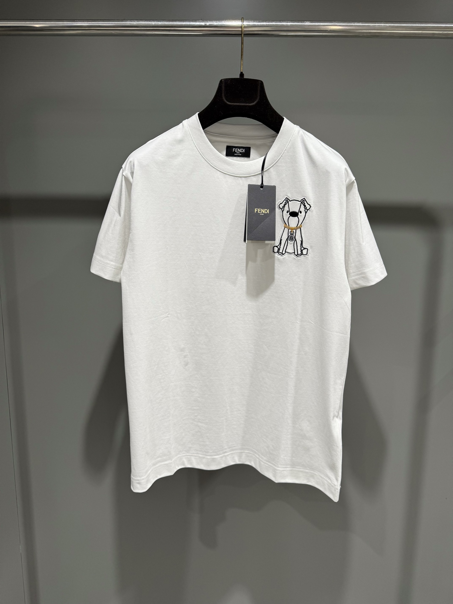NO:818550,BBR standard fit short-sleeved round neck T-shirt. Made of white cotton with contrasting embroidery on the chest, inspired by creative director Silvia Venturini Fendi's pet dog Ito. Made in Italy Material Main fabric: cotton, Fendi-clothing, fendi, fendi, louis vuitton, T-shirt, tees, t-shirt,19860909BBR标准版型短袖圆领T恤.白色纯棉材质,胸部饰有撞色刺绣,灵感源自创意总监Silvia Venturini Fendi的爱犬Ito. 意大利制造 材质 主面料: 棉,芬迪-服装,fendi,fendi,louis vuitton,T-shirt,tees，t-shirt,,Women's clothing
