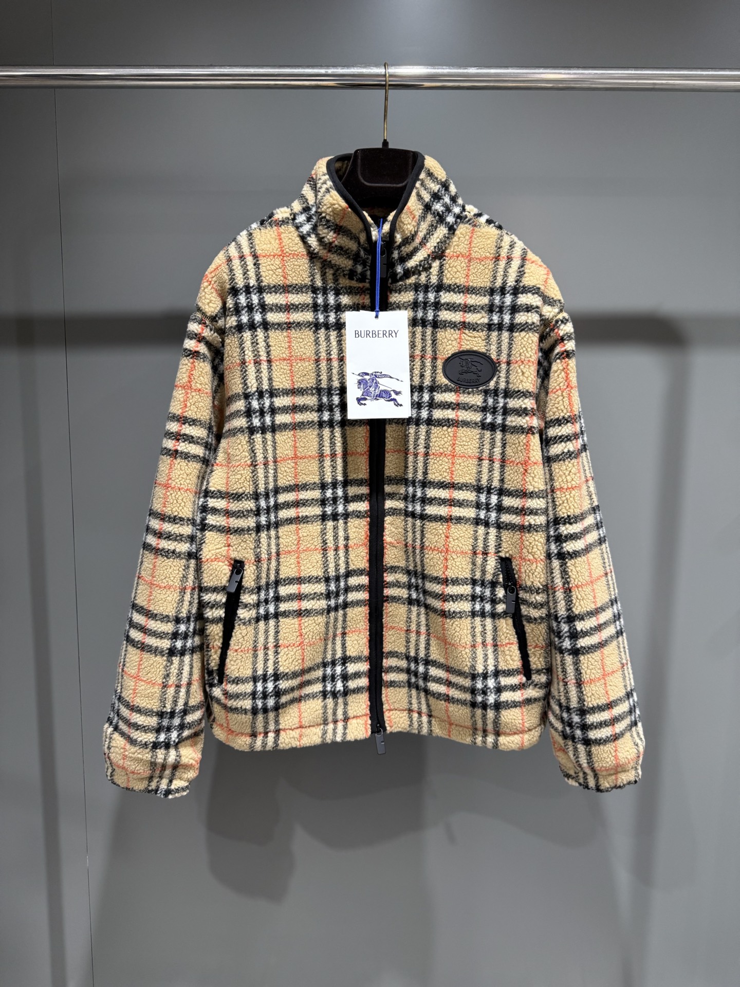 NO:710839,BBR 25 new autumn and winter plaid blended fleece jacket is made of soft blended fleece fabric, decorated with knitted Burberry plaid. It is equipped with a lightweight mesh lining and incorporates a knight's seal appliqué, inspired by the archive pattern of the 1980s. It presents a casual fit with a drawstring waist design, which can be adjusted to create different looks., Burberry - Clothing, burberry, jackets & coats,19860909BBR 25秋冬新款格纹混纺绒头夹克选用柔软的混纺绒头面料打造,装饰针织 Burberry 格纹.搭配轻盈网眼内衬,融入骑士印章贴花,灵感源自 1980 年代典藏图案.呈现休闲版型,采用抽绳腰部设计,可调节打造不同造型.,博柏利-服装,burberry,jackets & coats,,Women's clothing