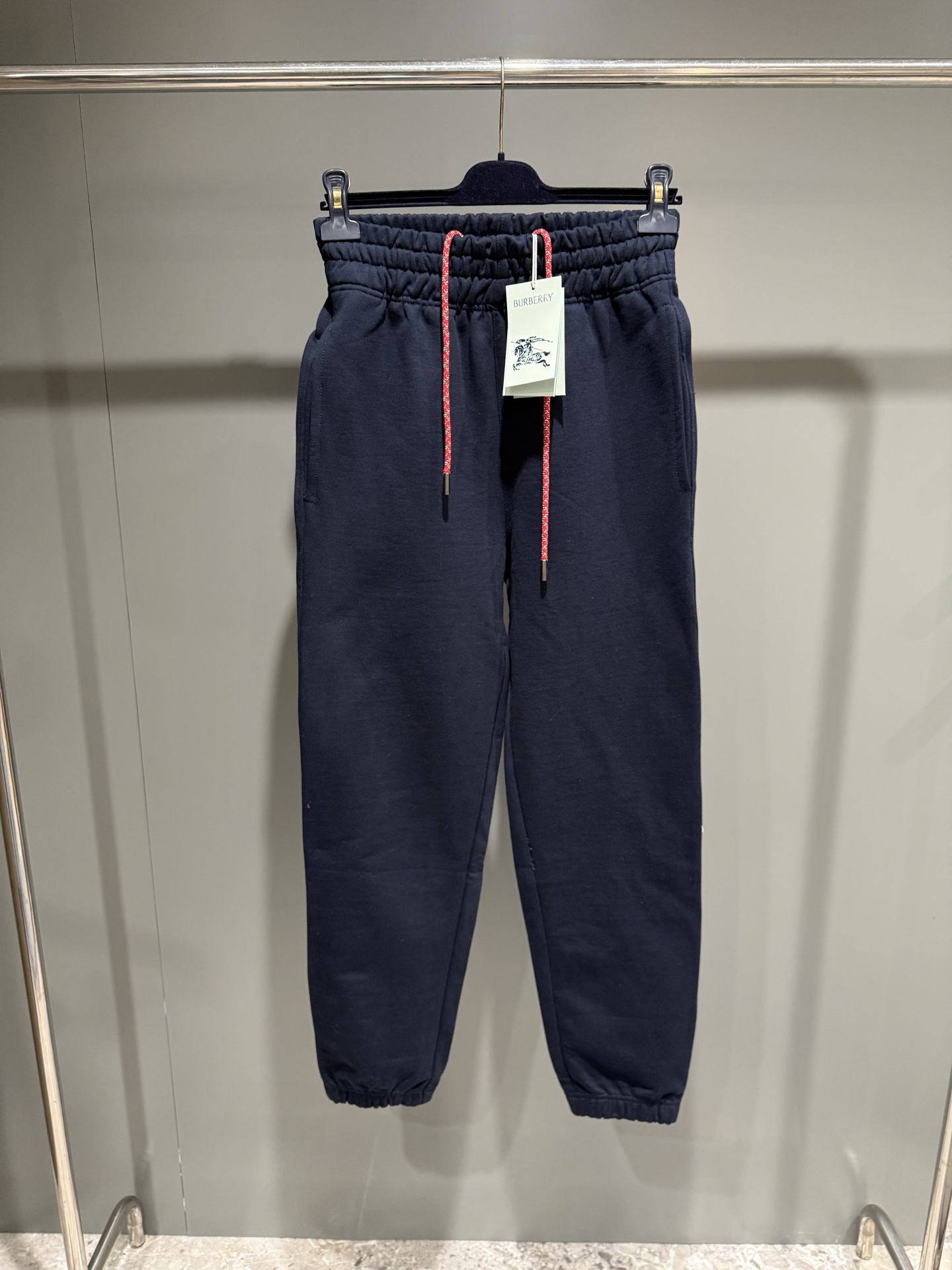 NO:710844,BBR26 new early spring New Year's Day cotton jogging pants are made of lightweight turned-over velvet cotton fabric, showing a casual fit. They are embellished with sketch embroidery of the new season Equestrian Knight logo (EKD) and blended with metallic yarn. This boutique piece is from the brand's New Year's Eve capsule series, celebrating the New Year of the Horse., Burberry - Apparel,19860909BBR26早春贺岁新款棉质慢跑裤选用轻盈翻面绒棉质面料打造,呈现休闲版型.点缀新季马术骑士徽标（EKD）素描刺绣,融入金属感纱线.此件精品出自品牌新禧贺岁胶囊系列,礼赞马年新春.,博柏利-服装,,Women's clothing