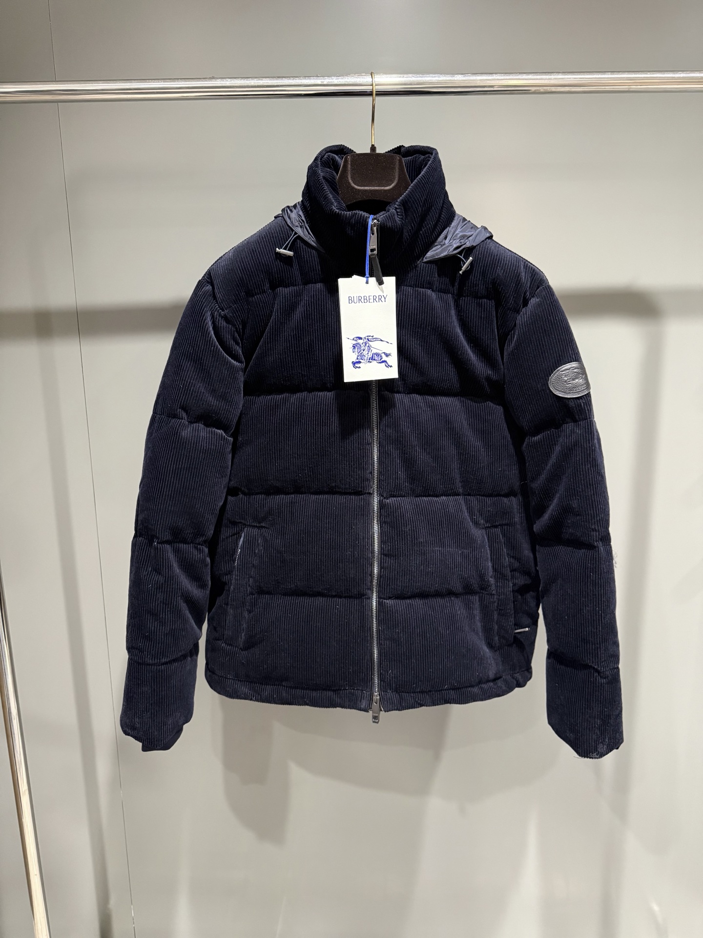 NO:710834,BBR's 25 new autumn and winter corduroy Snowdon down jacket is made of cotton corduroy fabric, filled with goose down and goose feathers. It is paired with a graphite gray Burberry plaid cotton lining and is embellished with leather knight seal appliqués, derived from the archive pattern of the brand's bags in the 1980s. It presents a casual fit and is equipped with a portable nylon hood to calmly cope with weather changes. Burberry - clothing, burberry, down jacket, hats,19860909BBR 25秋冬新款灯芯绒 Snowdon 羽绒服选用棉质灯芯绒面料打造,充盈填充鹅绒和鹅毛.搭配石墨灰 Burberry 格纹棉质内衬,点缀皮革骑士印章贴花,源自 1980 年代品牌包款的典藏图案.呈现休闲版型,设有便携式尼龙连帽,从容应对天气变幻.,博柏利-服装,burberry,down jacket,hats,,Women's clothing