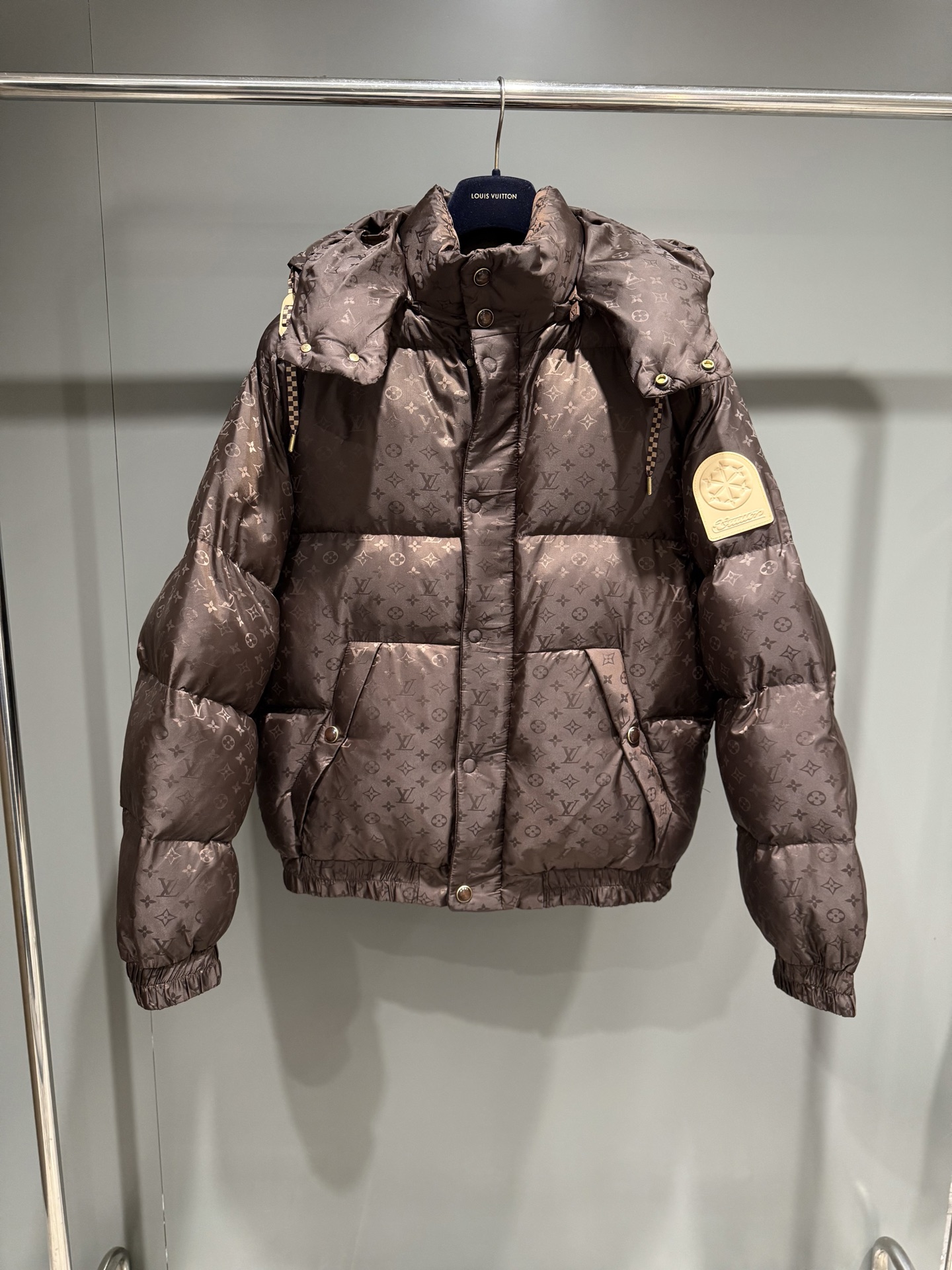 NO:689527,Lujia's new MONOGRAM jacket can be easily integrated into your winter style whether you are riding on the snow field or strolling in the city. The Monogram jacquard dark pattern of the same color throughout the body blooms quietly on the technical fabric, showing low-key luxury. The slim silhouette comfortably wraps around the body, and the interior is filled with Ecodown environmentally friendly material to ensure excellent thermal insulation performance. The clever details are embellished to pay tribute to the brand's long leather goods production tradition, which is the finishing touch., Louis Vuitton - Clothing, Louis  vuitton,louis vuitton,louis vuitton,jackets & coats,19860909驴家新款MONOGRAM 夹克无论是驰骋雪场还是漫步都市,本款夹克都能轻松融入您的冬日造型.通体同色系的 Monogram 提花暗纹,在科技面料上悄然绽放,尽显低调奢华.修身廓形舒适围裹身体,内里填充 Ecodown 环保材质,确保出色保暖性能.巧妙的细节点缀,向品牌悠久的皮具制作传统致敬,堪称点睛之笔.,路易威登-服装,louis vuitton,louis vuitton,louis vuitton,jackets & coats,,Women's clothing