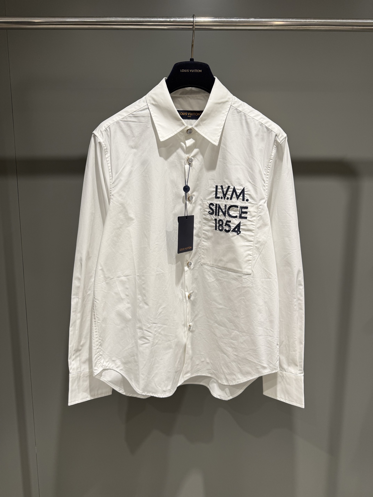 NO:710829,Lujia 26 new long-sleeved logo shirt. This crisp shirt is cut from cotton poplin and is more sophisticated because of the LV Legacy logo on the 2026 spring and summer show. Inspired by the history of Louis Vuitton's personalized luggage, the chest pocket is printed with L.V.M. letters in contrasting colors that simulate a hand-painted effect. This versatile piece can be matched with formal and everyday looks., Louis Vuitton - Clothing, louis vuitton, louis vuitton, louis  vuitton,louis vuitton,shirts,19860909驴家26新款长袖标识衬衫本款由棉质府绸剪裁的挺括衬衫,因 2026 年春夏秀场的 LV Legacy 标识而更显精致.灵感源自路易威登个性化行李箱的历史,胸前口袋处印有模拟手绘效果的对比色 L.V.M.字母.本款多功能单品可搭配正式与日常造型.,路易威登-服装,louis vuitton,louis vuitton,louis vuitton,louis vuitton,shirts,,Women's clothing