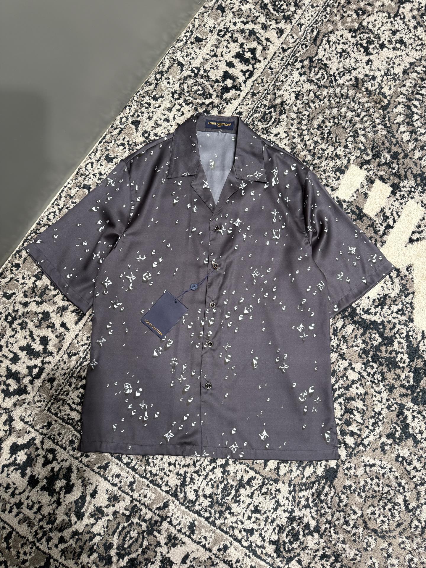 NO:779387,Lujia 25ss new MONOGRAM short-sleeved shirt. This dark shirt is made of drapey fine imitation mulberry silk twill fabric, and is embellished with Monogram Waterdrops prints throughout. The classic logo turns into trompe l'oeil raindrops, echoing the British pastoral theme of this season. Pair it with the same shorts to create a fashionable vacation look., Louis Vuitton-clothing, louis vuitton, louis vuitton, louis vuitton, shorts, shirts, T-shirt,19860909驴家25ss新款MONOGRAM短袖衬衫 这款深色衬衫采用垂顺的精仿桑蚕丝斜纹面料裁成,全幅点缀 Monogram Waterdrops 印花.经典标识化作错视雨滴,呼应本季的英伦田园主题.搭配同款短裤,打造时髦度假造型.,路易威登-服装,louis vuitton,louis vuitton,louis vuitton,shorts,shirts,T-shirt,,Women's clothing
