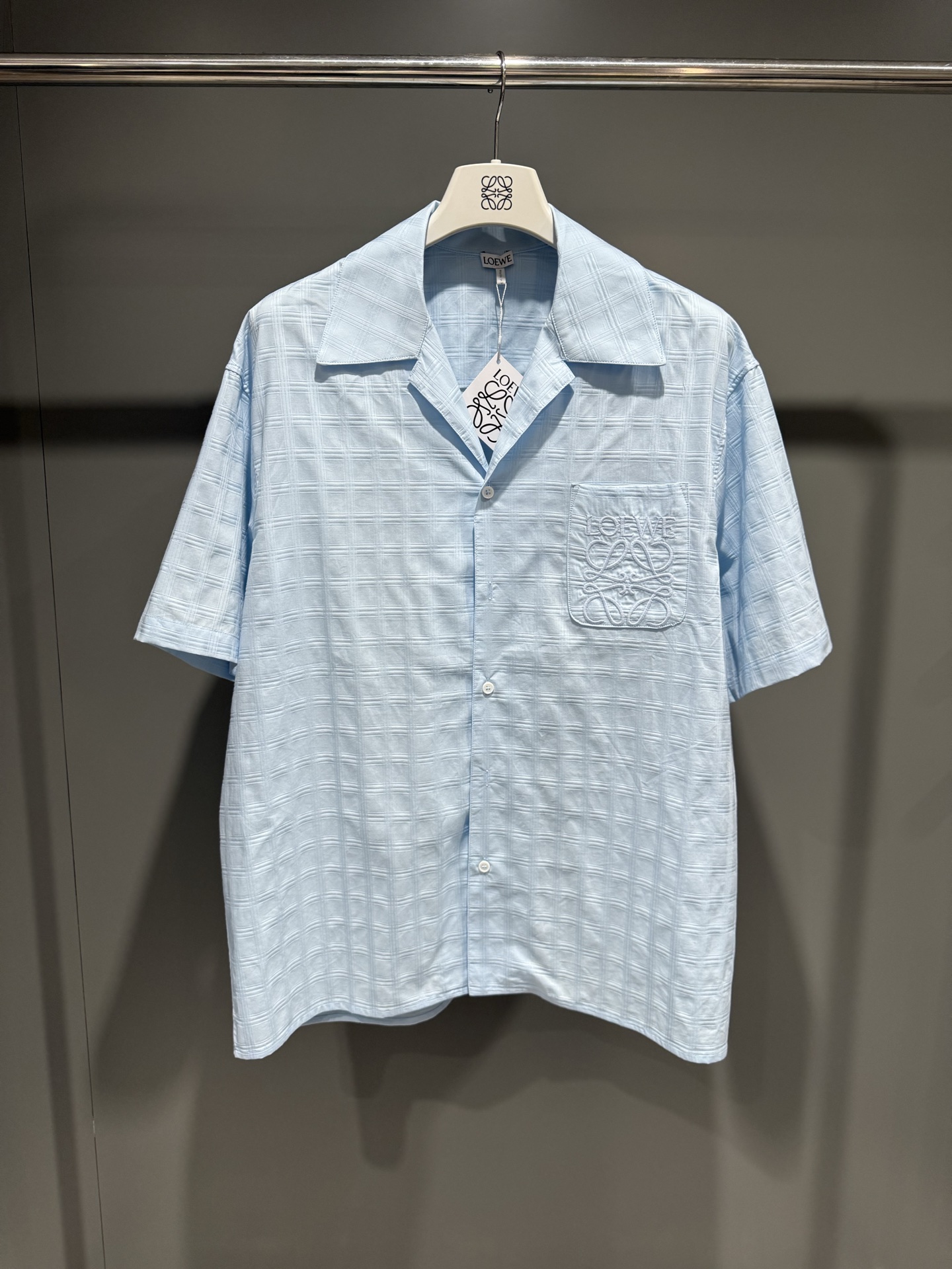 NO:779403,Loewe high version 25 new men's show series cotton jacquard short-sleeved shirt light blue shirt with brand embroidery on the chest, Loewe-clothing, loewe, loewe, shirts, T-shirt,19860909Loewe高版本25新款男士秀场系列 棉质提花短袖衬衫 浅蓝色衬衫搭配胸前品牌刺绣,罗意威-服装,loewe,loewe,shirts,T-shirt,,Women's clothing