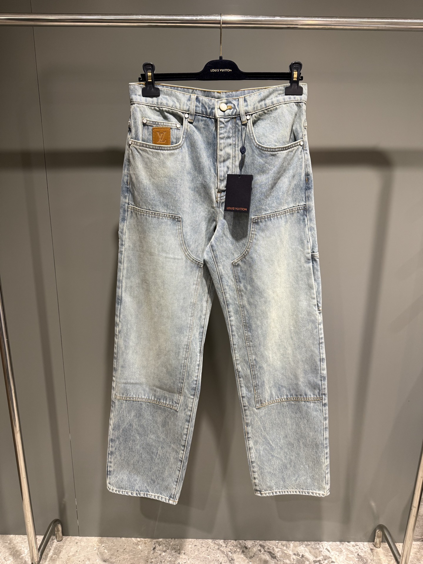 NO:710814,Lujia high version 26ss work jeans  The original version is purchased and developed at the first time, high-quality Japanese denim, and integrated with Louis Vuitton's exquisite craftsmanship. Classic washed colors are matched with calm topstitching; the back pocket is embroidered with the word 1V, and the nubuck leather logo patch and pearlescent buttons and rivets are infused with exquisite ingenuity. It can be worn as a set with the same hoodie. High-weight Japanese pure cotton denim is selected, and a multi-stage composite washing process is used to create a rich retro color.  Adjustment. The washing process accurately controls the fading gradient of the fabric, so that the texture shows a natural sense of wear and tear after many years of wearing. At the same time, the pre-shrinking process is completed to ensure a stable version for later wear. The double-layer knee reinforcement is cut and spliced with the same material in opposite directions, and a three-dimensional armor structure is formed through cross-stitching techniques to improve wear resistance. In the classic five-pocket layout, the right front ticket pocket is integrated with a hidden anti-theft design, and a waterproof film is added to the inner layer.  The back pocket logo uses a needle embroidery process to outline a sharp edge with a density of 18 stitches per inch. The nubuck patch is made of Italian vegetable-tanned suede, which is laser-engraved and hand-sewn to fix it to the trousers. The pearlescent button component is based on deep-sea mother-of-pearl and is covered with a scratch-resistant coating, creating a material collision on the rough denim fabric. Louis Vuitton-Clothing, louis vuitton, louis vuitton, louis  vuitton,jeans,chamois leather,hats,19860909驴家高版本26ss工装牛仔裤 第一时间原版购入开发,优质日本牛仔布,并融入路易威登的精湛工艺.经典水洗色调搭配沉稳明线;后袋绣有1V字样,正绒面革标识贴饰与珠光纽扣及铆钉,则为其注入精致巧思.可与同款连帽衫成套穿着.选用高克重日本纯棉丹宁,通过多阶段复合水洗工艺打造层次丰富的复古色调.水洗过程精准控制面料褪色梯度,使纹理呈现自然穿着多年的磨损感,同时完成预缩处理,确保后期穿着版型稳定.双层膝部加固采用同料异向裁剪拼接,通过十字交叉缝纫技法形成立体护甲结构,耐磨度提升；经典五袋布局中,右前票袋融入隐藏式防盗设计,内层增加防水薄膜. 后袋标识运用挨针刺绣工艺,以每英寸18针密度勾勒出锐利边缘.正绒面革贴饰选用意大利植鞣麂皮,经激光雕刻与手工缝制固定于裤身.珠光纽扣组件以深海贝母为基材,表面覆有防刮涂层,在粗犷丹宁面料上形成材质碰撞.,路易威登-服装,louis vuitton,louis vuitton,louis vuitton,jeans,chamois leather,hats,,Women's clothing