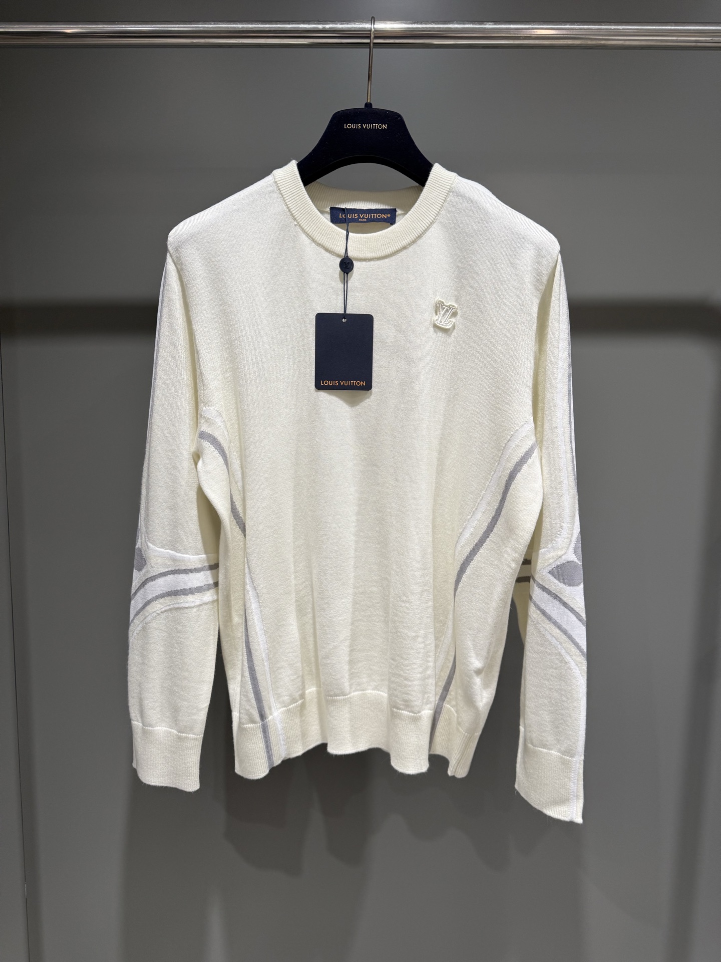 NO:710818,Lujia high version 26SS ski series letter arm floral sweater, custom-made 48-count double-ply wool blended wool, using German imported machine (SOTO) 14 knitting machine, ready-to-wear wool enzyme washing, wool jacquard, dry cleaning is recommended (this product is woven from wool and is not easy to machine wash)!  ,Louis Vuitton-clothing,louis vuitton,louis vuitton,louis vuitton,sweaters,19860909驴家高版本26SS滑雪系列字母手臂花卉毛衣 定制48支双股羊毛混纺毛料,采用德国进口机（SOTO）14针织机,成衣毛料酵洗,毛料提花,建议干洗（本产品为毛料织造而成不易机洗）！,路易威登-服装,louis vuitton,louis vuitton,louis vuitton,sweaters,,Women's clothing