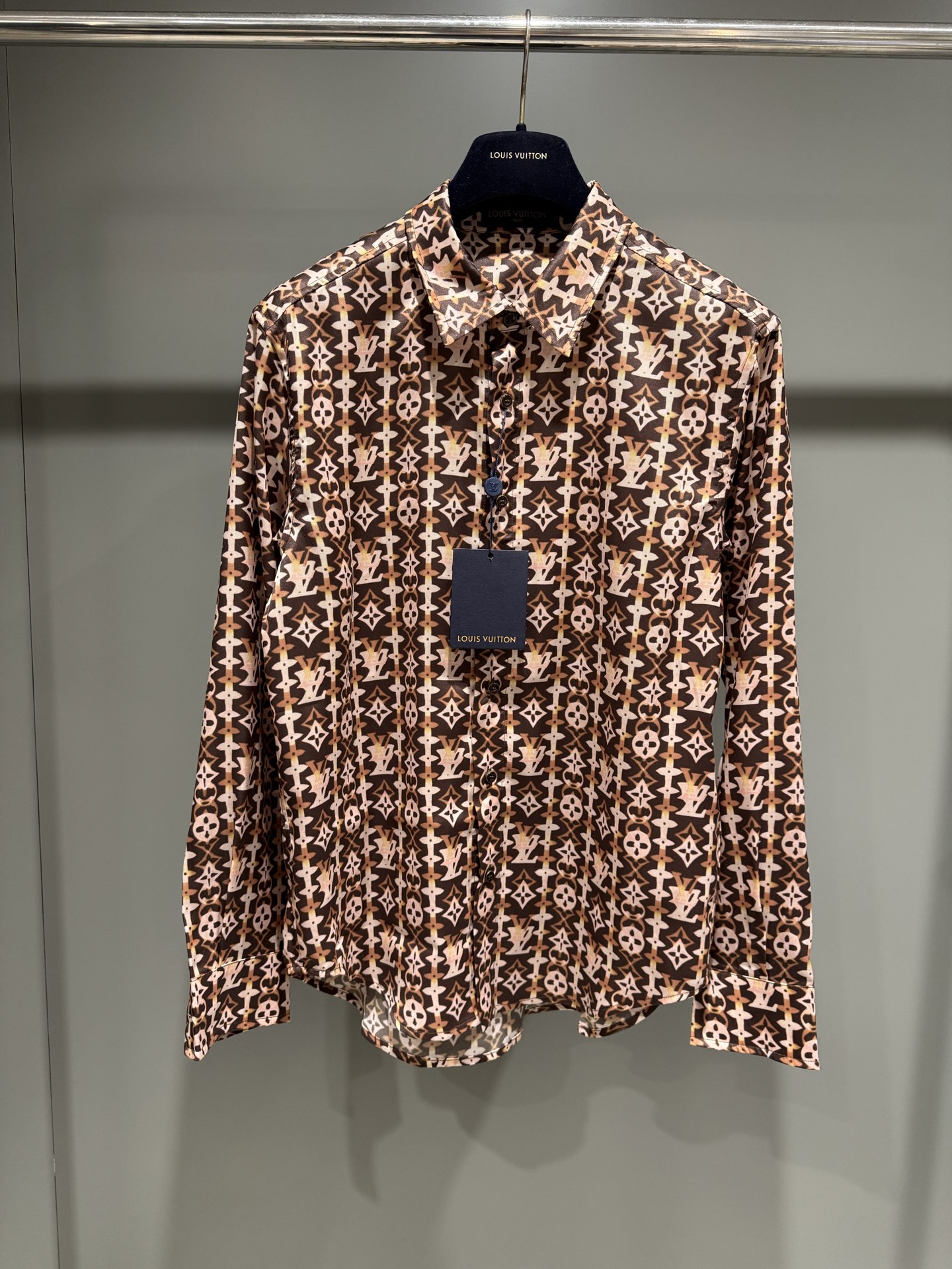 NO:710822,Lujia’s 26 new MONOGRAM printed long-sleeved fine imitation mulberry silk shirt. This flowing shirt is made of Louis Vuitton’s classic colors. It is decorated with the eye-catching Monogram Overlap pattern from the 2026 spring and summer show, and is paired with buttons as lustrous as tiger eye quartz. This gorgeous item injects elegant logo embellishment into the shape., Louis Vuitton-clothing, louis vuitton, louis vuitton, louis vuitton, shirts,19860909驴家26新款MONOGRAM 印花长袖精仿桑蚕丝衬衫本款飘逸衬衫采用路易威登经典色调制成.饰以 2026 年春夏秀场醒目的满幅 Monogram Overlap 图案,并搭配光泽如虎眼石英般的纽扣.本款华美单品为造型注入雅致标识点缀.,路易威登-服装,louis vuitton,louis vuitton,louis vuitton,shirts,,Women's clothing