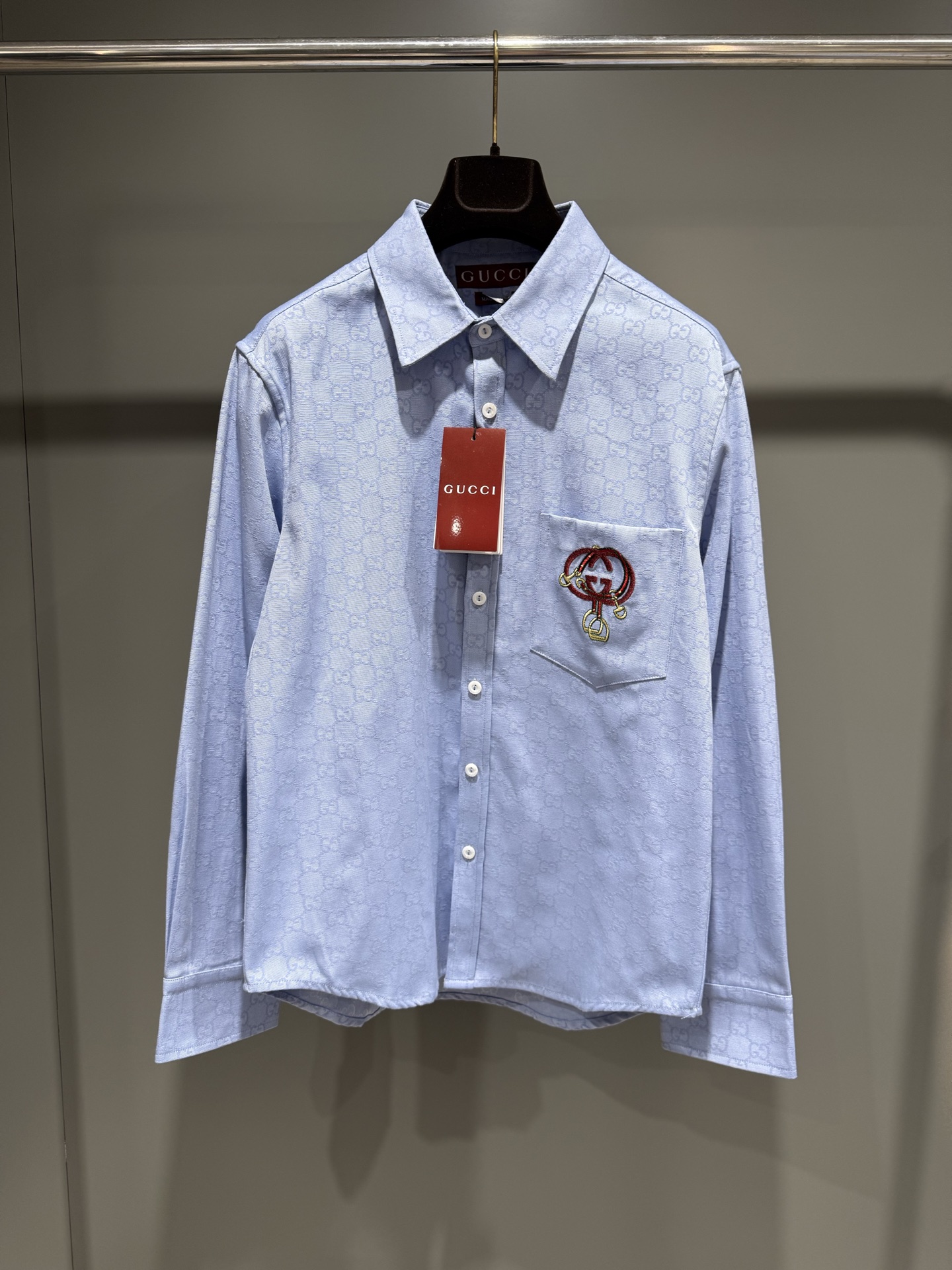 NO:779355,G's new 26th year of the horse Chinese New Year series is decorated with embroidered GG Oxford cotton shirt equestrian style elements and is ingeniously embellished with classic silhouettes, adding a dynamic style. This shirt is made of GG Oxford cotton, with webbing interlocking double G and stirrup embroidery, adding fashionable charm., Gucci - Clothing, gucci, gucci, shirts,19860909G家26马年新款中国新年系列饰刺绣GG牛津棉衬衫马术风格元素匠心点缀经典廓形,添注活力格调.这款衬衫甄选GG牛津棉布打造,搭配织带互扣式双G和马镫刺绣,添注时尚魅力.,古驰-服装,gucci,gucci,shirts,,Women's clothing