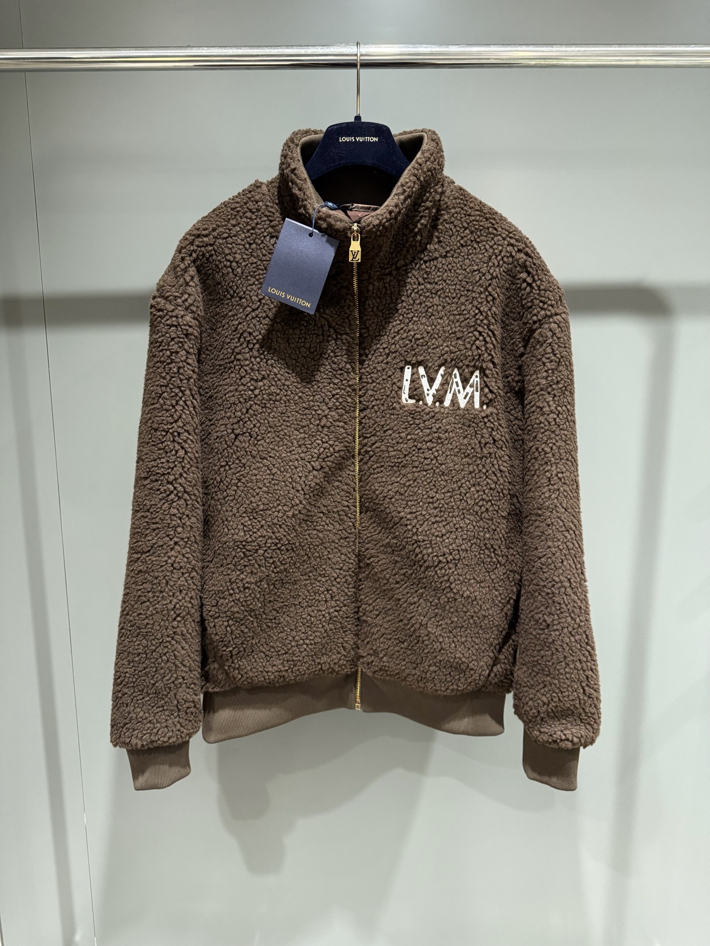 NO:710807,Lujia 25 new autumn and winter zippered suede tunic jacket. This comfortable suede tunic jacket is an all-season jacket, especially suitable for cooler weather. It adopts the deep color matching of the 2026 spring and summer series, which can be easily matched with other colors. The seasonal limited logo enhances the classic texture, with a contrasting L.V.M. letter print on the left chest, and a modern LV letter pattern on the back, adding highlights to the design., Louis Vuitton - clothing, louis  vuitton,louis vuitton,louis vuitton,louis vuitton,jackets & coats,jackets & coats,19860909驴家25秋冬新款拉链绒面束腰夹克 本款舒适的绒面束腰夹克是四季皆宜的外套,尤其适合微凉天气.采用 2026 年春夏系列深邃配色,可轻松搭配其他色彩. 季节限定标识提升经典质感,左胸饰有撞色 L.V.M.字母印花,后背则缀以现代感的 LV 字母图案,为设计增添亮点.,路易威登-服装,louis vuitton,louis vuitton,louis vuitton,louis vuitton,jackets & coats,jackets & coats,,Women's clothing