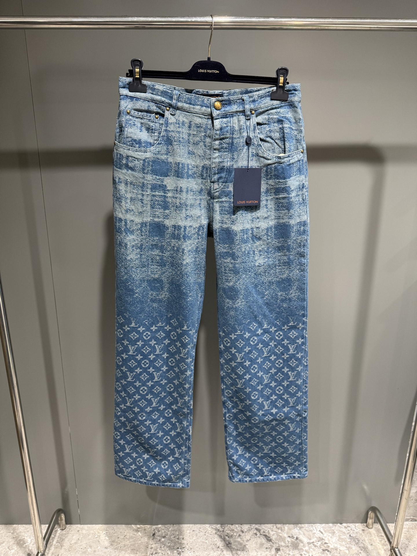 NO:710787,Lujia 25 new autumn and winter denim trousers. This pair of denim trousers is full of fresh and elegant style. The shirt adopts the Monogram Faded Plaid pattern, which cleverly combines the classic Scottish plaid with Monogram, and presents a unique bleached effect through exquisite jacquard craftsmanship. The Marque L.Vuitton Déposée leather patch on the back low-key highlights the brand identity. Paired with shorts of the same style, you can create an avant-garde and fashionable suit style., Louis Vuitton-clothing, louis vuitton, louis  vuitton,louis vuitton,shorts,shirts,19860909驴家25秋冬新款牛仔长裤 这件牛仔长裤洋溢清新雅致格调.衬衫采用 Monogram Faded Plaid 图案,将经典的苏格兰格纹与 Monogram 巧妙融合,通过精湛的提花工艺呈现出别致漂白效果.背面的 Marque L.Vuitton Déposée 皮革贴饰,低调彰显品牌身份.搭配同款短裤,即可打造前卫时尚的套装造型.,路易威登-服装,louis vuitton,louis vuitton,louis vuitton,shorts,shirts,,Women's clothing