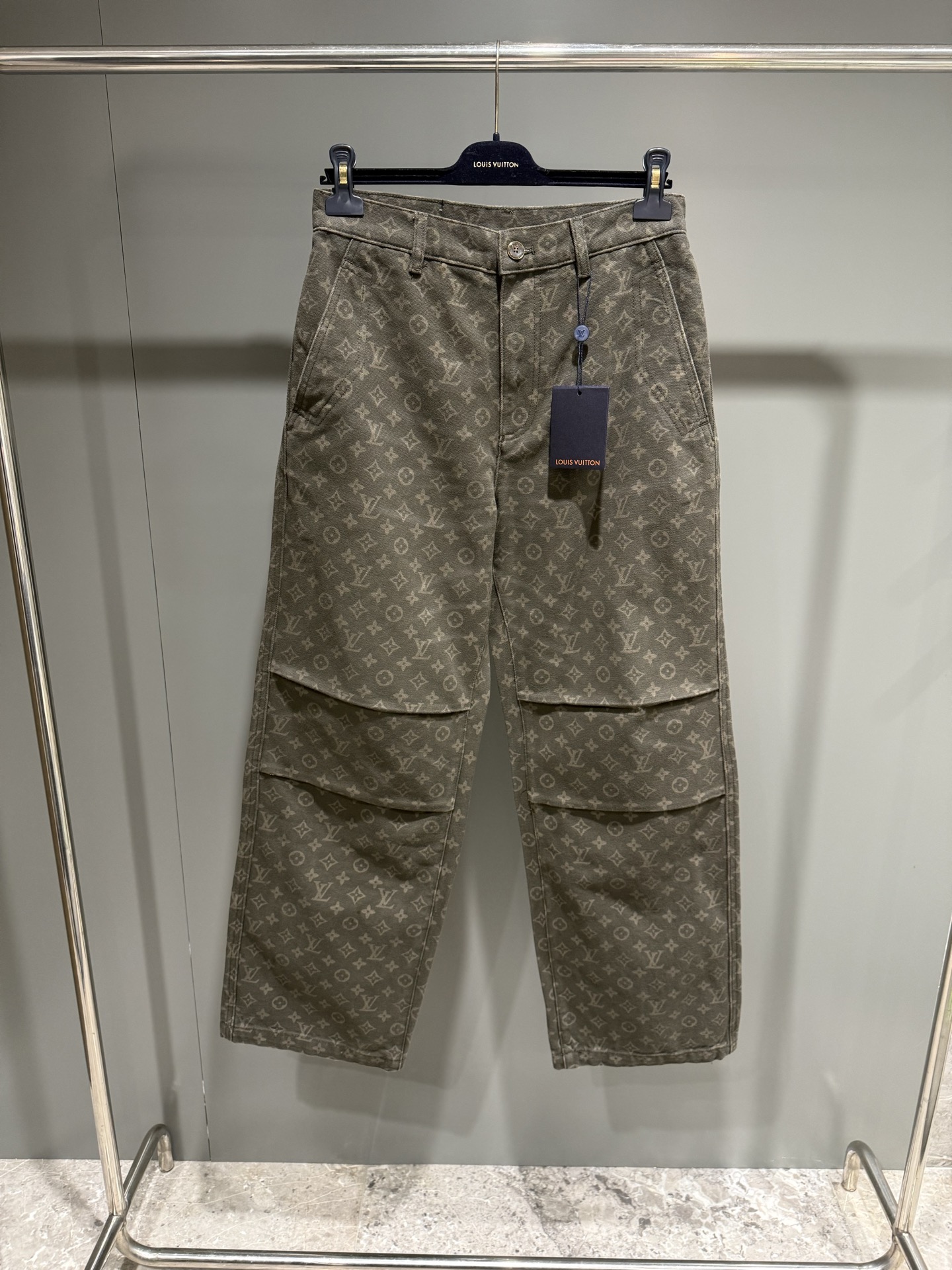 NO:710802,Lujia 26ss presbyopic dark green jeans were purchased and developed in the first time. These jeans are waxed to adapt to the changing weather. They have a loose fit and darts at the knees to bring more comfort and comfort. On the dark khaki background is the Monogram residual print and the leather Damier jacqueron signature on the back. This model can be paired with a matching jacket to create an urban style with work clothes embellishment, close your eyes!  ,Louis Vuitton-clothing,louis vuitton,louis vuitton,louis vuitton,jeans,jackets & coats,19860909驴家26ss老花墨绿色牛仔裤 第一时间原版购入开发,这款牛仔裤采用蜡质处理,以适应变化的天气.它拥有宽松的合身感,膝盖处有省道,带来更多舒适和舒适.深卡其色背景上是Monogram剩余印花,背面则有皮革Damier jacqueron签名.这款模特可以搭配配套夹克,营造都市风格,并带有工作服点缀 ,闭眼入！,路易威登-服装,louis vuitton,louis vuitton,louis vuitton,jeans,jackets & coats,,Women's clothing