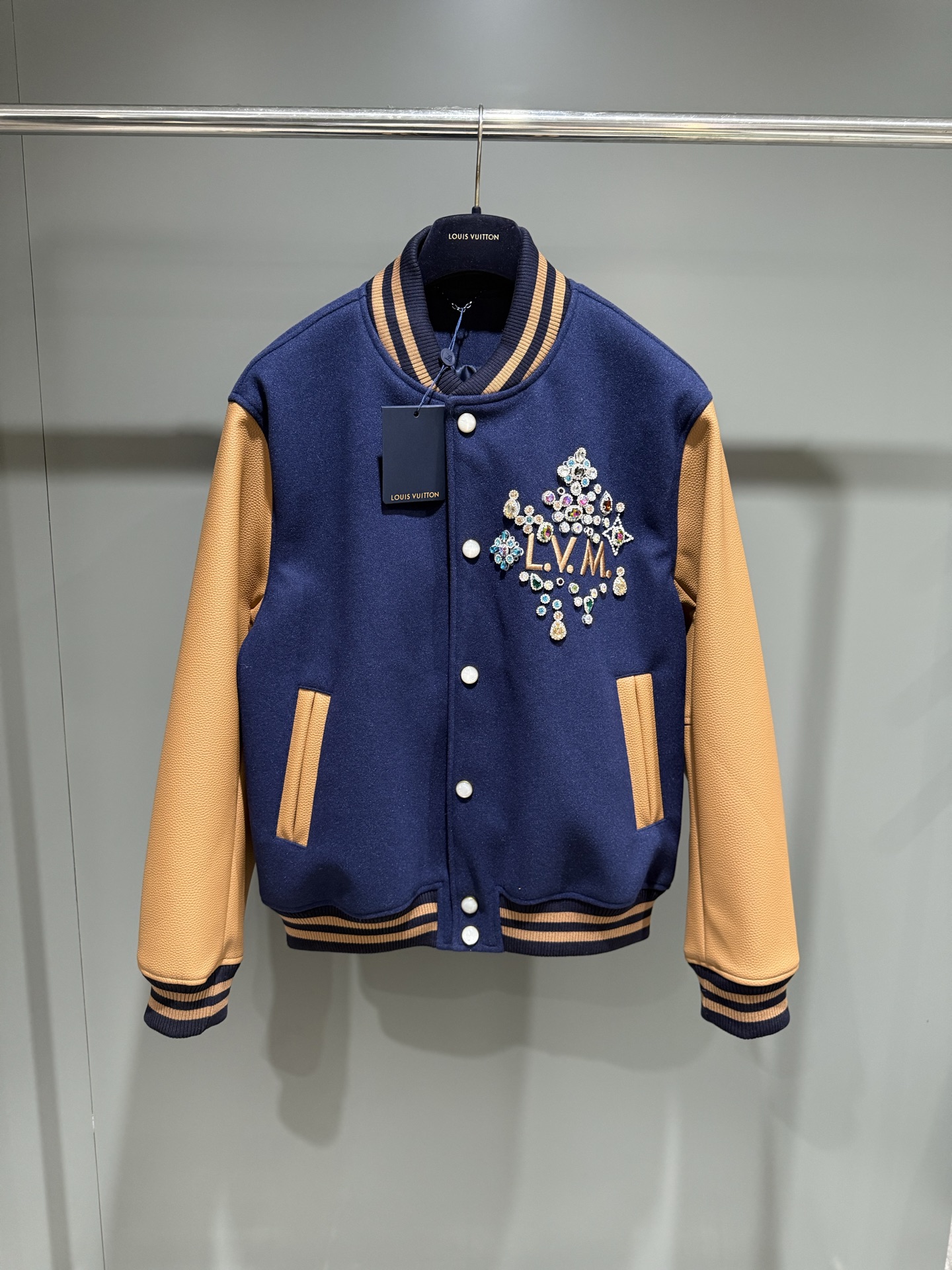 NO:710797,Lujia Pharrell Williams26SS early spring show new hand-beaded baseball jacket, simulated leather jacket, Louis Vuitton-clothing, louis vuitton, louis vuitton, louis vuitton, jackets & coats,19860909驴家Pharrell Williams26SS早春秀场新款手工串珠棒球服 仿真皮夹克,路易威登-服装,louis vuitton,louis vuitton,louis vuitton,jackets & coats,,Women's clothing