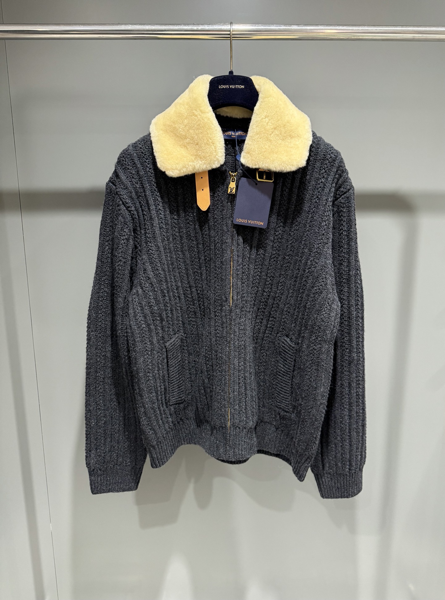 NO:710792,Lujia Cashmere Fur Collar Knitted Jacket This dark zippered belted jacket is made of cashmere and sheep wool blended yarn, and is woven into a coarse rib knitted texture. The comfortable shearling collar is equipped with a VVN cowhide buckle strap to securely secure the collar. The body is embellished with Marque 1v Déposée of the same leather.  Patches highlight the brand's style. This piece is sophisticated yet relaxed, making it a great choice for winter wear. 70 sheep wool, 30 cashmere, removable shearling collar, VVN cowhide buckle strap to hold the collar up.,Louis Vuitton-Clothing,louis vuitton,louis vuitton,louis vuitton,jackets & coats,jackets & coats,leather jacket,cowhide,19860909驴家羊绒毛领针织外套 这款深色拉链束腰夹克,选用山羊绒与绵羊毛混纺纱线,织就质感疏朗的粗罗纹针织.舒适的羊毛皮衣领之上,配有 VVN 牛皮革搭扣饰带,可将衣领稳妥固定.衣身缀有同款皮革的 Marque 1v Déposée 贴饰,彰显品牌格调.这款单品精致而不失闲适,是冬季着装的上佳之选.70 绵羊毛,30 山羊绒,可拆卸羊毛皮衣领,用于将衣领竖起的 VVN 牛皮革搭扣饰带.,路易威登-服装,louis vuitton,louis vuitton,louis vuitton,jackets & coats,jackets & coats,leather jacket,cowhide,,Women's clothing