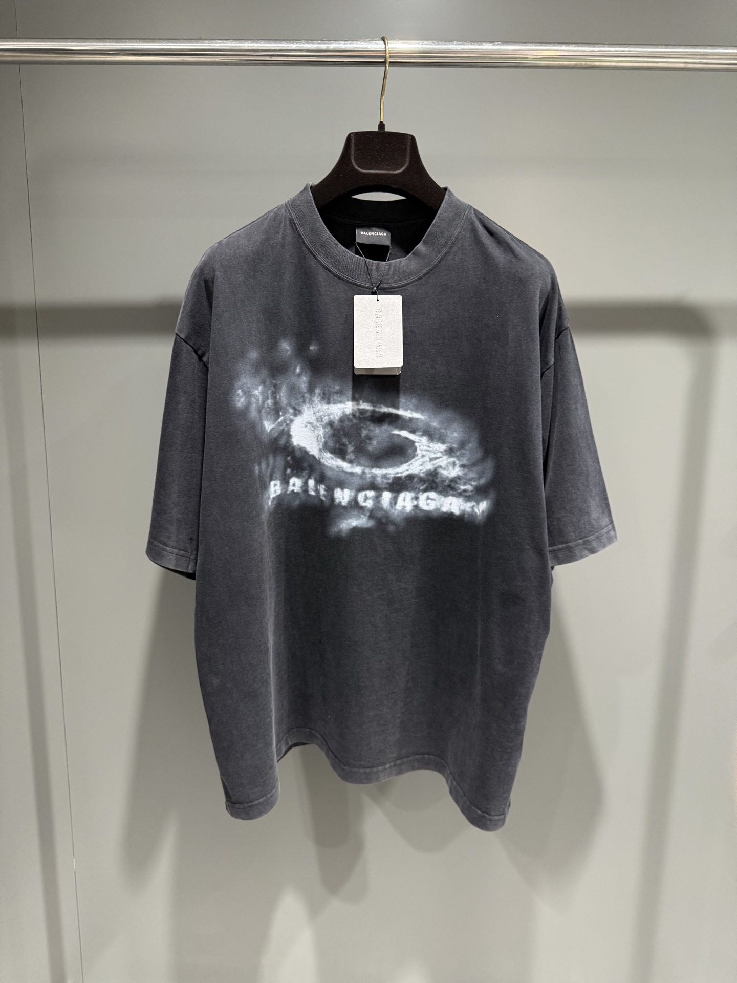 NO:822307,Balenciaga's new WASHED CRAYON LOOP one-wash distressed T-shirt. Jersey fabric. Round neck and short sleeves. Decorated with washed crayon loop artwork on the front, high version, Balenciaga - clothing, balenciaga, T-shirt, tees, t-shirt,19860909巴黎世家新款WASHED CRAYON LOOP一洗水做旧T恤 平纹针织面料 圆领短袖 正面饰以washed crayon loop艺术作品'高版本,巴黎世家-服装,balenciaga,T-shirt,tees，t-shirt,,Women's clothing