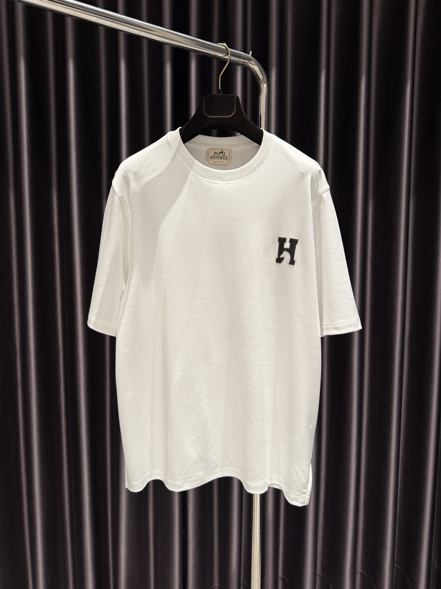 NO:780460,H's new cotton short-sleeved round neck T-shirt, decorated with 'H'Cheval' details (cotton). - 'H'Cheval' washable lambskin mini patch, standard fit. Made in Italy., Hermès - clothing, hermes, T-shirt, tees, t-shirt,19860909H家新款全棉短袖圆领T恤,饰有“H'Cheval”细节(棉). -“H'Cheval”可水洗羊羔皮迷你贴饰 标准版型. 意大利制造.,爱马仕-服装,hermes,T-shirt,tees，t-shirt,,Women's clothing