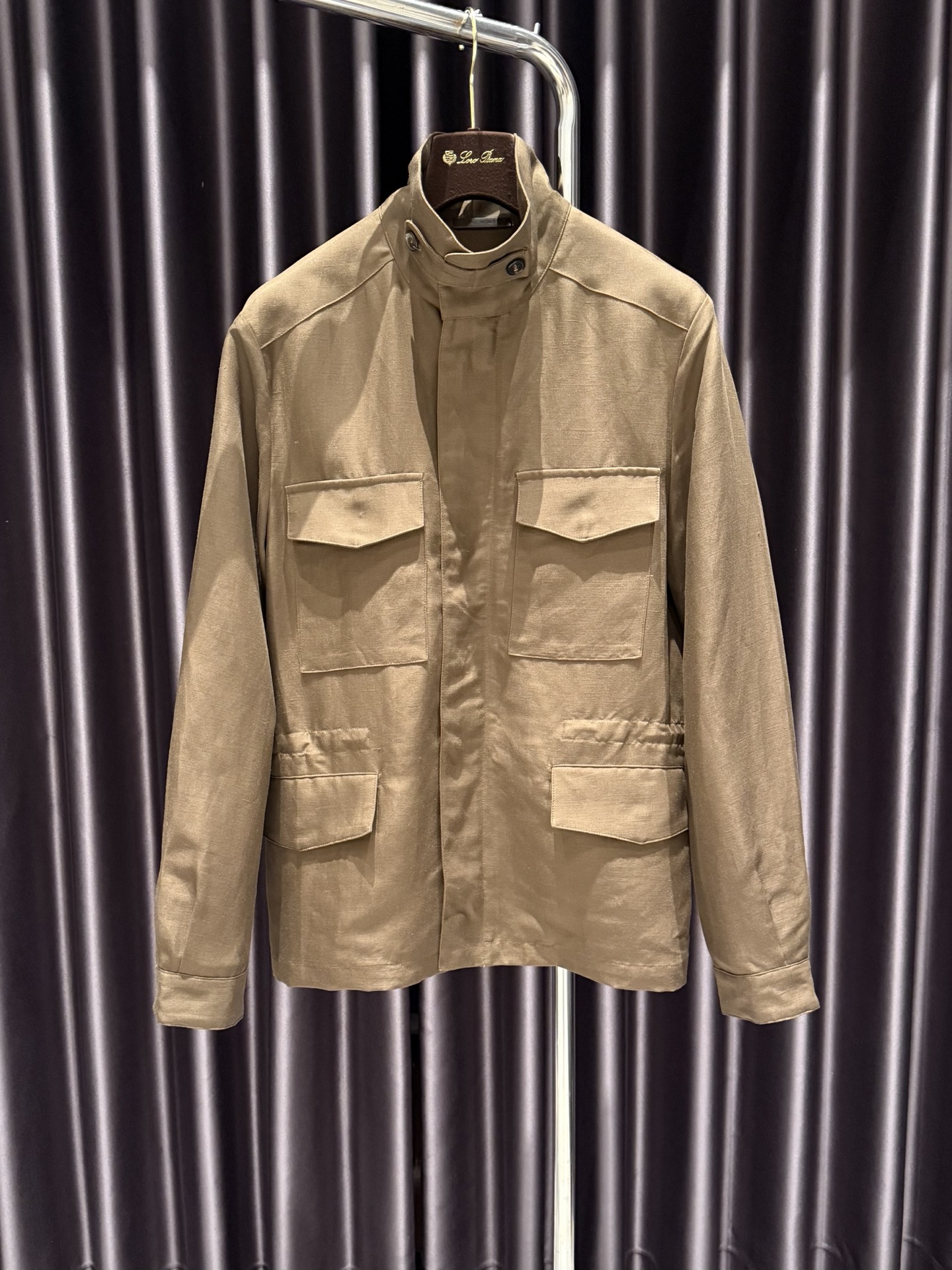 NO:786868,High version Loro Piana linen 59, silk 41 Product attributes Zipper, solid color, stand-up collar design, adjustable cuffs, four flap pockets with snap buttons on the front, adjustable waist, two-way zipper and snap buttons on the front, Loro Piana logo label on the inside. There is a color difference in the shooting color. The actual product is darker brown, men's clothing, loro piana, real silk,19860909高版本Loro Piana 亚麻59,真丝41 商品属性 拉链,纯色 立领设计,袖口可调节,正面配有带四个带按扣的翻盖口袋,可调节腰围'正面配有双向拉链和按扣,内侧有Loro Piana徽标标签 拍摄颜色有色差'实物再深棕一点,男装,loro piana,real silk,,Women's clothing