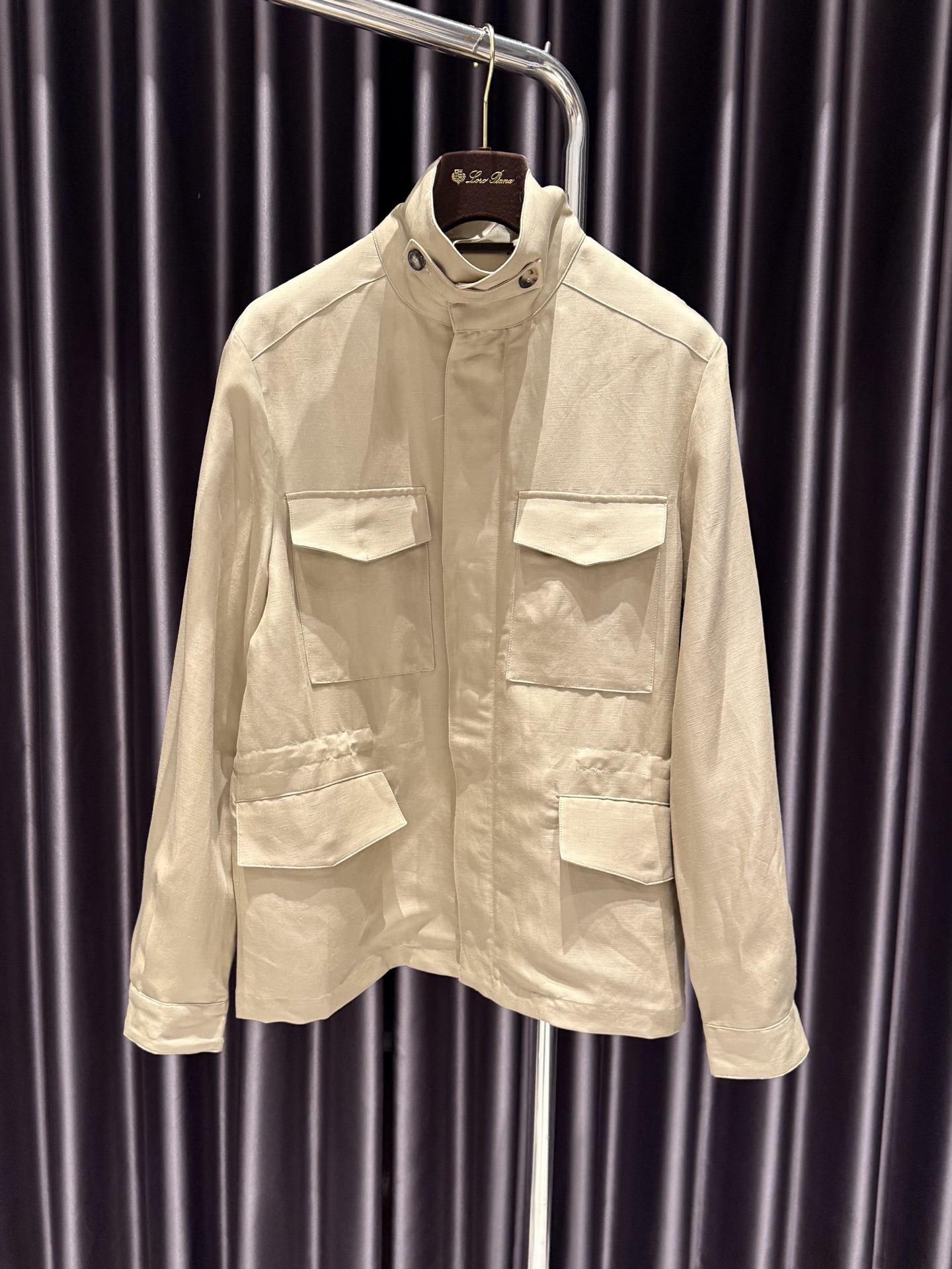 NO:786858,High version Loro Piana linen 59, silk 41 Product attributes Zipper, solid color, stand-up collar design, adjustable cuffs, four flap pockets with snap buttons on the front, adjustable waist 'two-way zipper and snap buttons on the front, Loro Piana logo label on the inside, men's clothing, loro piana, real silk,19860909高版本Loro Piana 亚麻59,真丝41 商品属性 拉链,纯色 立领设计,袖口可调节,正面配有带四个带按扣的翻盖口袋,可调节腰围'正面配有双向拉链和按扣,内侧有Loro Piana徽标标签,男装,loro piana,real silk,,Women's clothing
