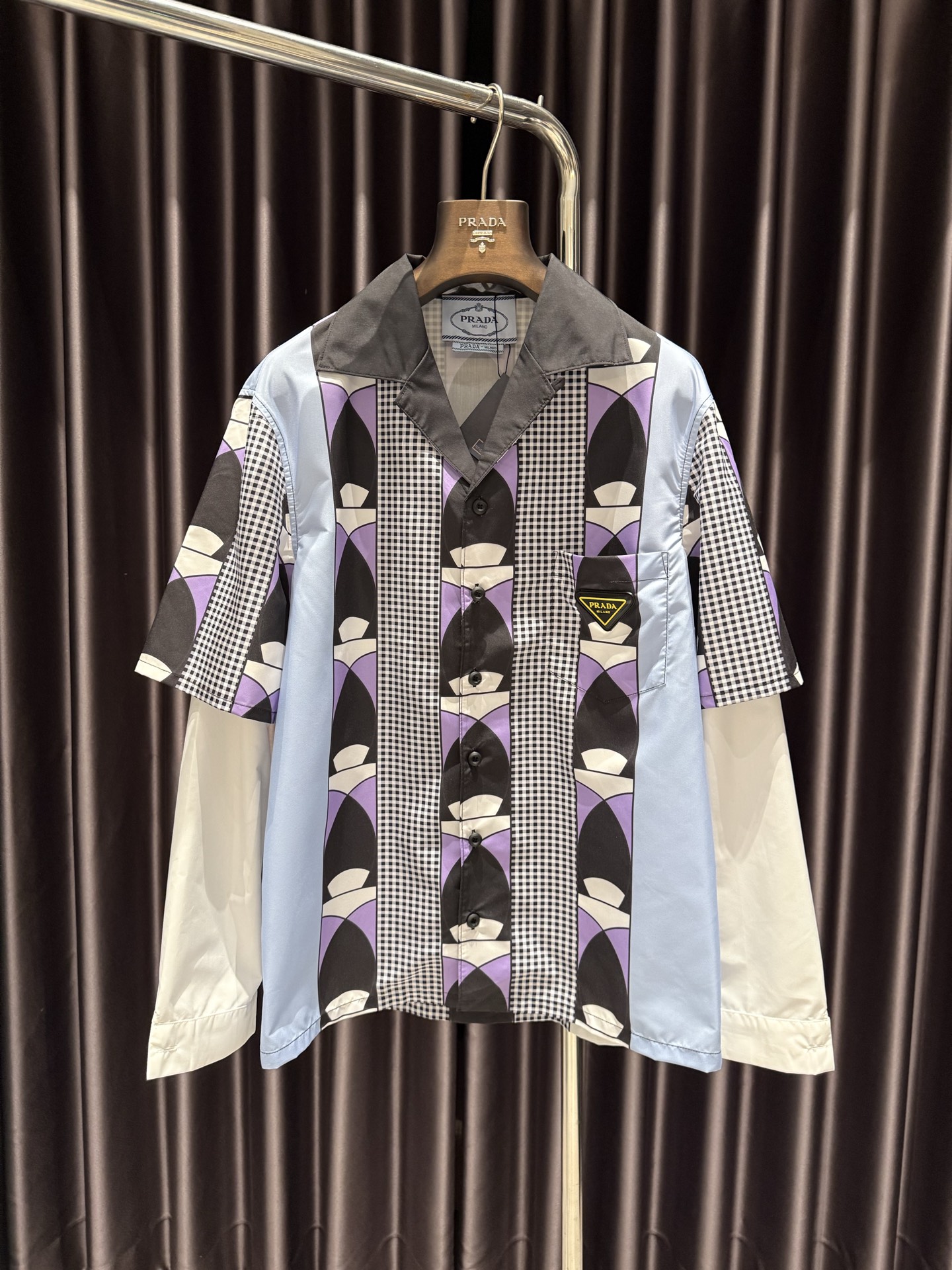 NO:779392,P's new early spring 2026 Prada Timecapsule 24-hour limited-time customized hair series Timecapsule printed poplin shirt. Official price of 11930. Description: Cotton poplin design incorporates a unique color print, decorated with a special logo created by OMA (an architectural studio led by Rem Koolhaas), with a unique serial number and a special package, each with a unique style. Polyester fiber  The trademarks are complete and the levels are completely chaotic. It can be worn by both men and women. Prada-clothing, prada, prada,19860909P家2026早春新款 Prada Timecapsule24小限时定发系售列 Timecapsule印花府绸衬衫 网官售价11930 说明 棉府设绸计融入独的特彩色印花,有饰OMA打造的特制标徽（由Rem Koolhaas带领建的筑作工室）,拥特有定序列号独和特装包,一每都款别风具采. 聚酯维纤 商标全齐完全乱别级真 男女均可驾驭,普拉达-服装,prada,prada,,Women's clothing
