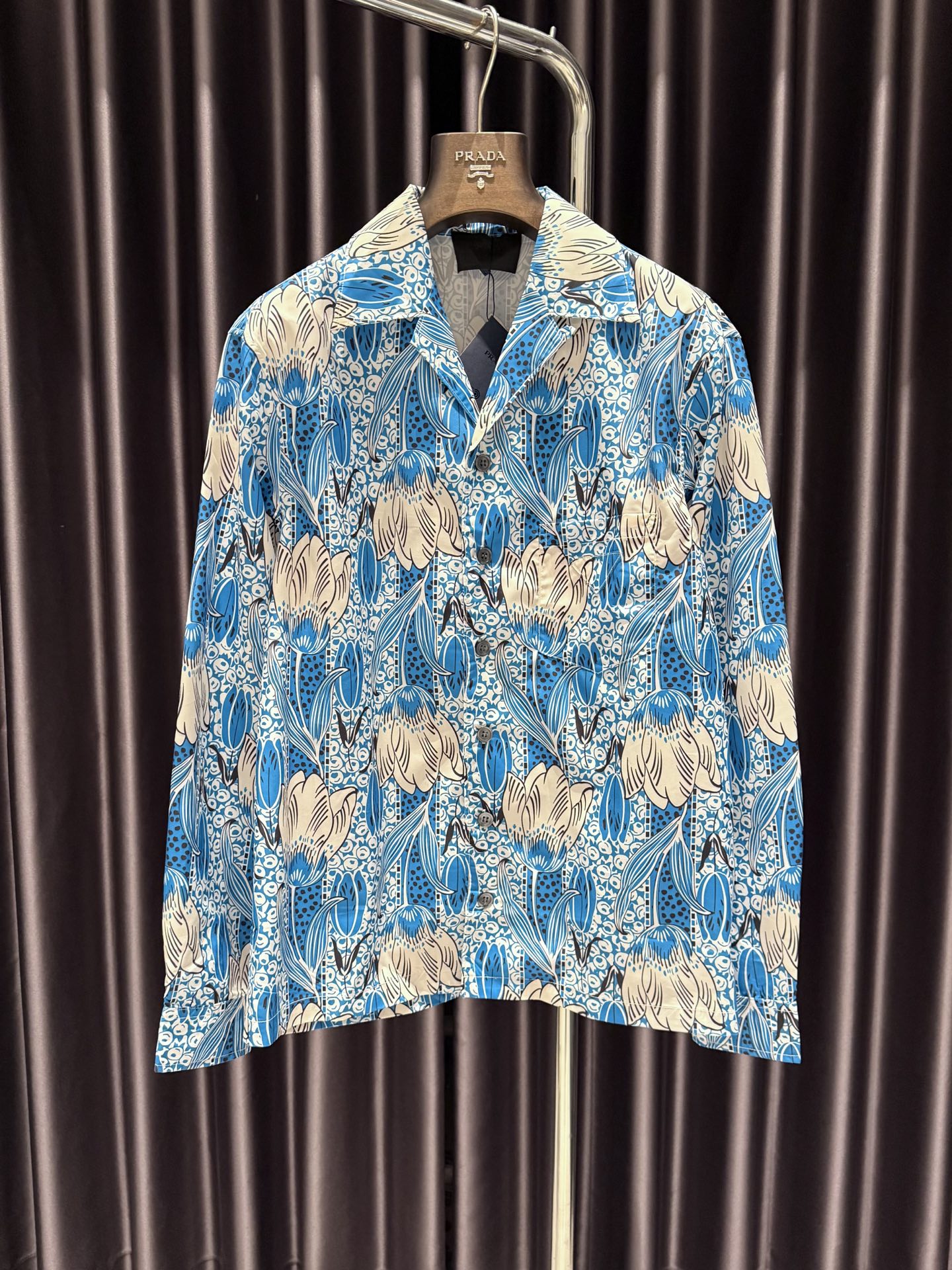 NO:779380,P's new early spring 2026 Prada Timecapsule 24-hour limited-time customized hair series Timecapsule printed poplin shirt. Official price of 11930. Description: Cotton poplin design incorporates a unique color print, decorated with a special logo created by OMA (an architectural studio led by Rem Koolhaas), with a unique serial number and a special package, each with a unique style. Polyester fiber  The trademarks are complete and the levels are completely chaotic. It can be worn by both men and women. Prada-clothing, prada, prada,19860909P家2026早春新款 Prada Timecapsule24小限时定发系售列 Timecapsule印花府绸衬衫 网官售价11930 说明 棉府设绸计融入独的特彩色印花,有饰OMA打造的特制标徽（由Rem Koolhaas带领建的筑作工室）,拥特有定序列号独和特装包,一每都款别风具采. 聚酯维纤 商标全齐完全乱别级真 男女均可驾驭,普拉达-服装,prada,prada,,Women's clothing