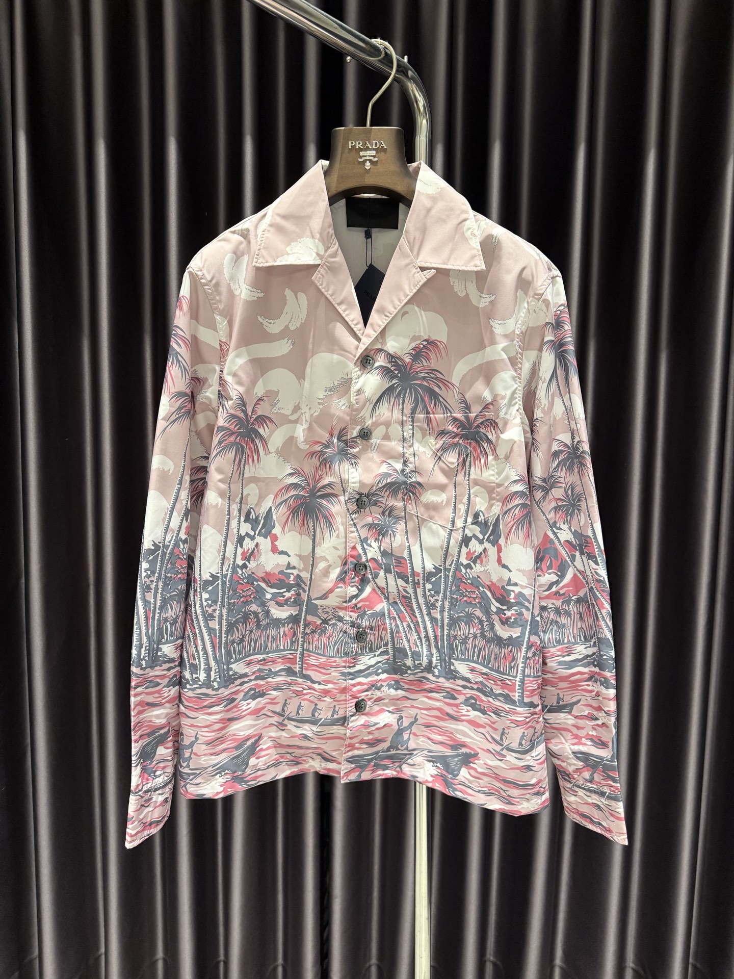 NO:779386,310 new early spring 2026 rada Timecasule 24-hour limited-time custom-made series Timecasule printed poplin shirt official website price 11930 Description The cotton poplin design incorporates a unique color print, decorated with a special logo created by OMA (an architectural studio led by Rem Koolhaas), with a unique serial number and a special package, each with a unique style. Polyester fiber  The trademarks are complete and the levels are completely chaotic. It can be worn by both men and women. Prada-clothing, prada, prada,19860909310家2026早春新款 rada Timecasule24小限时定发系售列 Timecasule印花府绸衬衫 网官售价11930 说明 棉府设绸计融入独的特彩色印花,有饰OMA打造的特制标徽（由Rem Koolhaas带领建的筑作工室）,拥特有定序列号独和特装包,一每都款别风具采. 聚酯维纤 商标全齐完全乱别级真 男女均可驾驭,普拉达-服装,prada,prada,,Women's clothing