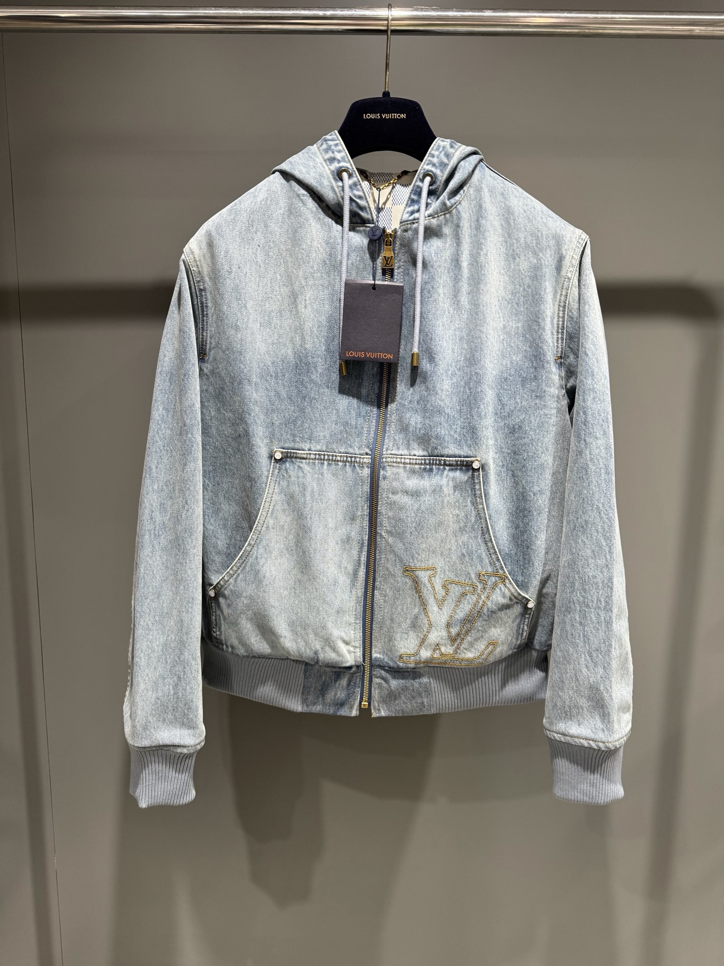 NO:786766,High version, suggested retail price Lujia high version 26ss workwear denim hooded jacket'  The first original purchase and development of high-quality Japanese denim, combined with Louis Vuitton's exquisite craftsmanship. Classic washed tones with calm topstitching; LV words are embroidered on the pockets, which can be worn as a set with the same style of pants. High-weight Japanese pure cotton denim is selected, and a multi-stage composite washing process is used to create richly layered retro tones. The washing process accurately controls the fading gradient of the fabric, so that the texture shows a natural sense of wear and tear after many years of wearing. At the same time, pre-shrinking is completed to ensure a stable pattern for later wear. The thick fabric has improved wear resistance;  The pocket logo uses a needle embroidery process to outline a sharp edge with a density of 18 stitches per inch. The surface is covered with a scratch-resistant coating, creating a material collision on the rough denim fabric., Louis Vuitton-Clothing,louis vuitton,louis vuitton,louis vuitton,louis vuitton,jackets & coats,jackets & coats,hats,19860909高版本,建议零售价 驴家高版本26ss工装牛仔连帽外套夹克' 第一时间原版购入开发,优质日本牛仔布,并融入路易威登的精湛工艺.经典水洗色调搭配沉稳明线;口袋绣有LV字样,可与同款裤子成套穿着.选用高克重日本纯棉丹宁,通过多阶段复合水洗工艺打造层次丰富的复古色调.水洗过程精准控制面料褪色梯度,使纹理呈现自然穿着多年的磨损感,同时完成预缩处理,确保后期穿着版型稳定.厚实的面料耐磨度提升； 口袋标识运用挨针刺绣工艺,以每英寸18针密度勾勒出锐利边缘.表面覆有防刮涂层,在粗犷丹宁面料上形成材质碰撞.,路易威登-服装,louis vuitton,louis vuitton,louis vuitton,louis vuitton,jackets & coats,jackets & coats,hats,,Women's clothing