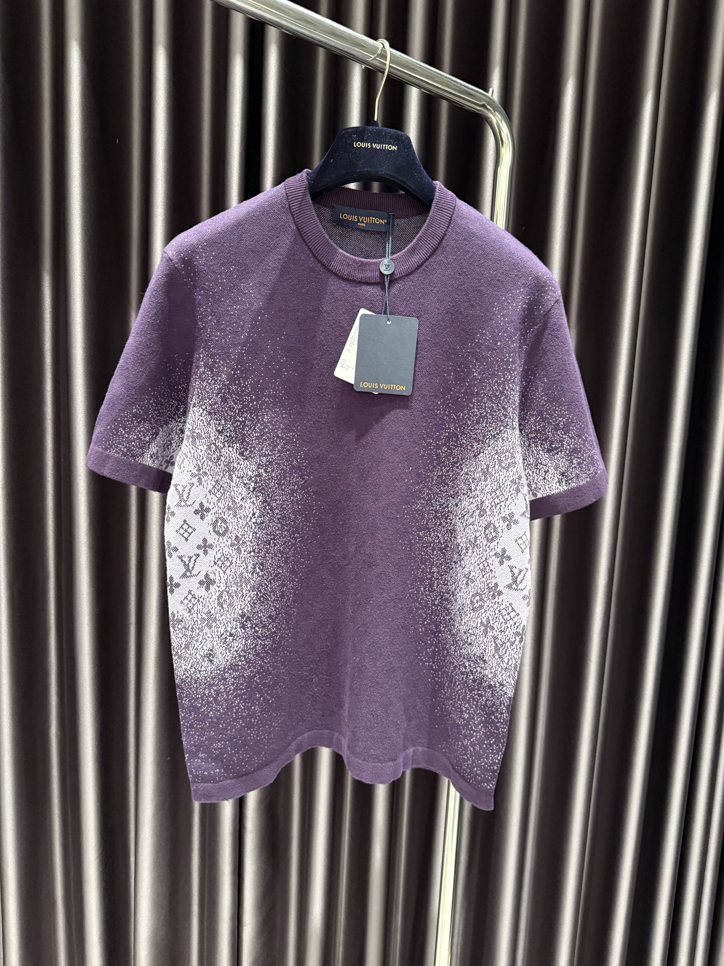 NO:818524,The high version of Lujia's 26 early spring new MONOGRAM jacquard short-sleeved crew neck shirt. This cotton short-sleeved crew neck shirt has a sun bleaching effect. It is inspired by the brilliant light and clothing dyeing traditions of India. It echoes the theme of the 2026 spring and summer show. The rich-toned fine knitted fabric is decorated with an exquisite full-width Monogram jacquard pattern. The side and sleeves are gradually lighter in tone, adding eye-catching charm to daily looks. .Standard version. Jacquard logo pattern  .Ribbed collar and cuffs back logo patch fabric cotton,Louis Vuitton-clothing,louis vuitton,louis vuitton,louis vuitton,T-shirt,19860909高版本驴家26早春新款MONOGRAM提花短袖圆领衫,本款棉质短袖圆领衫呈现日光漂白效果,灵感源自印度绚丽光线与服饰染色传统,呼应2026年春夏秀场主题,浓郁色调的细密针织面料饰以精致的全幅Monogram提花图案,侧身与袖部色调渐浅,为日常造型增添瞩目姿采. .标准版型 .提花标识图案 .罗纹衣领及袖口背部标识贴片 面料棉,路易威登-服装,louis vuitton,louis vuitton,louis vuitton,T-shirt,,Women's clothing