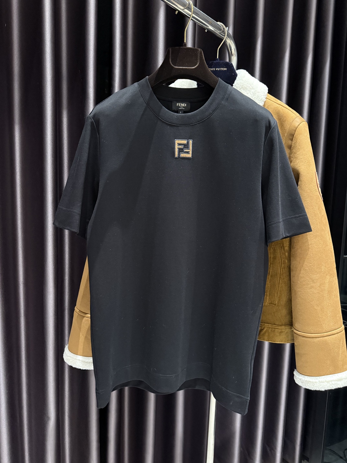 NO:818518,FD high version double F black cotton T-shirt, standard fit short-sleeved round neck T-shirt, black pure cotton material, decorated with brown corduroy micro FF pattern on the front. Fabric cotton, Fendi-clothing, fendi, T-shirt, tees, t-shirt,19860909FD高版本双F黑色棉质T恤,标准版型短袖圆领T恤,黑色纯棉材质,正面饰有棕色灯芯绒微型FF图案.面料棉,芬迪-服装,fendi,T-shirt,tees，t-shirt,,Women's clothing