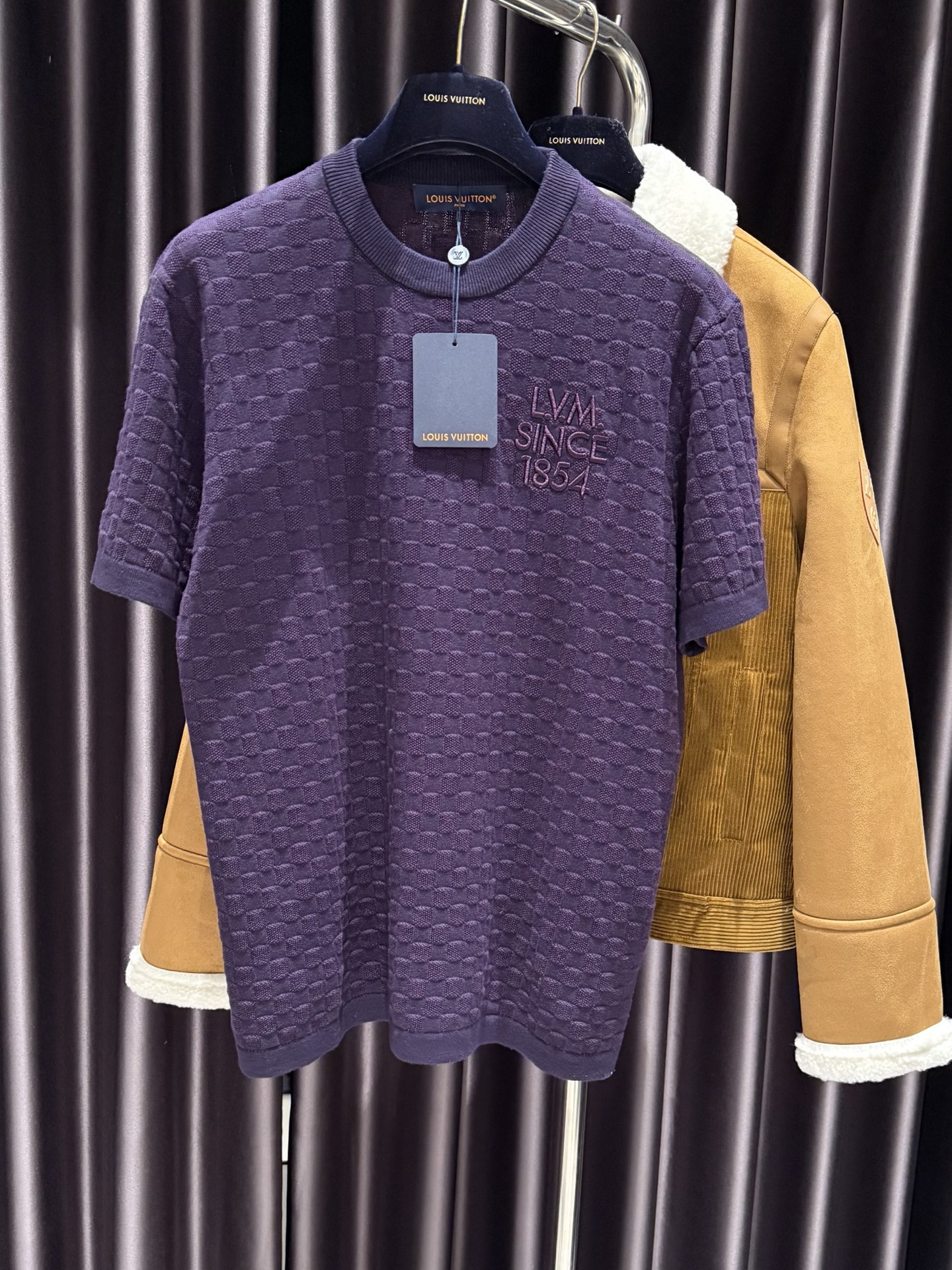 NO:818535,Lujia's new DAMIER jacquard short-sleeved crew neck shirt. This short-sleeved cotton crew neck shirt is made of this season's deep texture Damier knitted fabric. It is decorated with the same color embroidered LV letter logo on the chest, and a leather Marque L.Vuitton Déposée patch is sewn on the back. This low-key design brings a restrained and sophisticated embellishment to daily looks., Louis Vuitton-clothing, louis vuitton, louis vuitton, louis  vuitton,louis vuitton,T-shirt,19860909驴家新款DAMIER 提花短袖圆领衫本款短袖棉质圆领衫采用本季深邃纹理 Damier 针织面料制成.胸前饰以同色系刺绣 LV 字母标识,背部缝有皮革 Marque L.Vuitton Déposée 贴片.本款低调设计为日常造型带来内敛而精致的点缀.,路易威登-服装,louis vuitton,louis vuitton,louis vuitton,louis vuitton,T-shirt,,Women's clothing