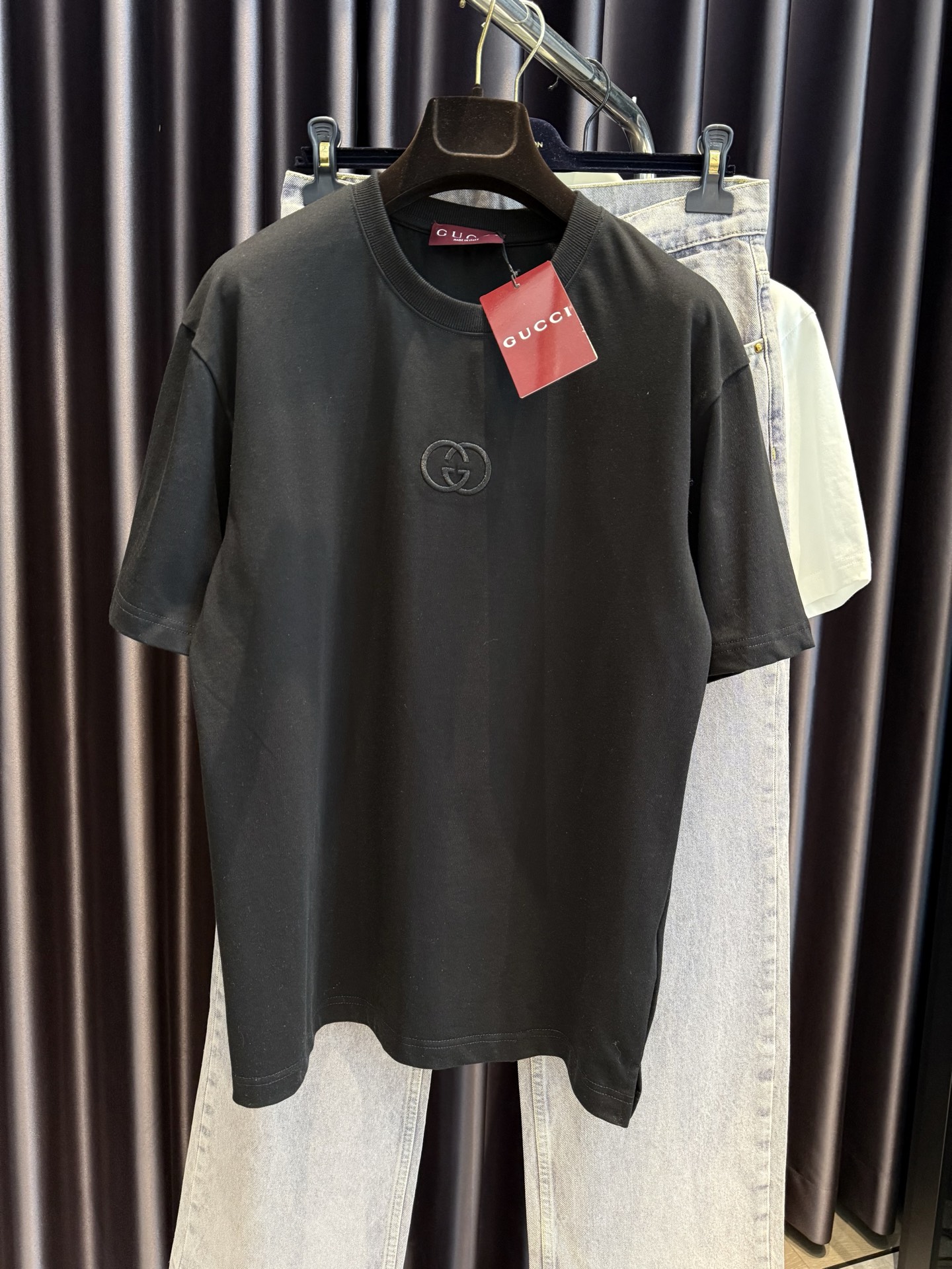 NO:818492,High version Gucci26ss short sleeves with double G embroidery on the chest. Fabric: 32 count double yarn combed cotton 250g. Minimalist design, the most outstanding daily basic outfit, simple but not monotonous!  The logo pattern embroidered on the chest, with a small but exquisite sense of high-end sophistication, lights up the fashion style of the entire dress. The label is luxurious and high-profile, shining and dazzling, showing a good status. The custom-woven high-weight knitted cotton fabric has a thick texture, and the fabric is crisp, stylish and loose. The cut is a popular model for trendy men and women!  ,Gucci-clothing,gucci,gucci,T-shirt,19860909高版本Gucci26ss胸前双G刺绣短袖 面料32支双纱精梳棉250g,极简设计款日常基础装最最最出彩的一款,简约而不单调！胸前刺绣logo 图案,小而精的高级精致感,点亮整件衣服的时尚格调,标签奢华高调,闪亮耀眼彰显出不俗的身份地位定织高克重针织棉面料,质感厚实,面料挺括有型宽松 版型裁剪,时下流行的潮男潮女典范！,古驰-服装,gucci,gucci,T-shirt,,Women's clothing