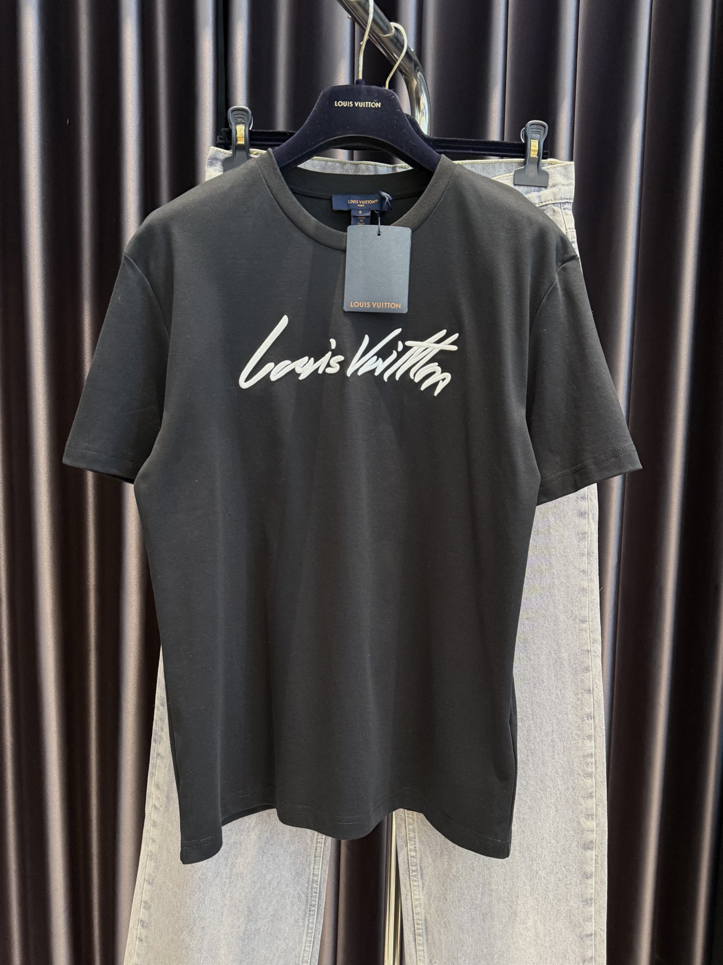 NO:818503,LV26ss embroidered short-sleeved black T. The fabric is made of 16s plain weave high-quality linen cotton with a weight of 230G. It is matched with 32s double yarn threads. The fabric threads are dyed in the same vat. The pattern is embroidered by Tajima machine with thousands of needles. The stitching method is dense and ultra-high-density without revealing white, which enriches the spatial level of the overall picture. Positioning  The characteristic of needle embroidery technology is exquisite patterns. Due to its unique stitching method, the embroidery patterns have a strong sense of luster and three-dimensionality. The shoulder-length round neck vertical version design, a full set of new accessories are customized simultaneously, and the details are perfectly restored to distinguish the wrong versions on the market. Louis Vuitton-clothing, Louis  vuitton,louis vuitton,T-shirt,19860909LV26ss刺绣短袖黑T,面料采用16s平织优质麻棉克重230G,搭配32s双纱拉架螺纹,面料螺纹同缸定染.图案采用田岛机万针刺绣,精细针法绵密,超高密度不露白,丰富整体画面空间层次.定位挨针绣花工艺的特点是图案精美,由于其独特的针法,使得刺绣图案具有很强的光泽感和立体感.齐肩圆领垂直版型设计,全套新款辅料同步定制,细节处理完美还原,区别市面错误版本.,路易威登-服装,louis vuitton,louis vuitton,T-shirt,,Women's clothing