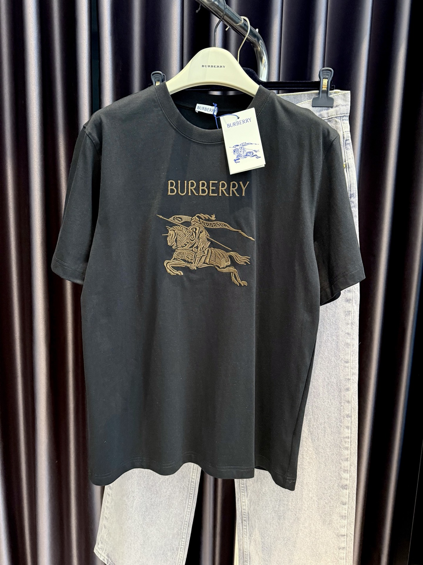 NO:818467,BBR26ss embroidered war horse short-sleeved T-shirt. First time original purchase and development, 15S fine cotton plain fabric 230g  The round-neck T-shirt is made of plain woven cotton fabric. It has a slim fit, rib knit decoration, brand logo created by imported Tajima embroidery technology, and integrated into the plaid equestrian knight logo design. The pure cotton fabric structure is plain weave, the fabric surface of the fabric is smooth and delicate, and the texture is tight. It has good moisture absorption and breathability and comfort, and can keep you dry and comfortable. Due to its tight spinning process, it also has good wrinkle resistance and durability, suitable for long-term wear!  ,Burberry-clothing,T-shirt,tees,t-shirt,19860909BBR26ss刺绣战马短袖T恤衫 第一时间原版购入开发,15S精棉平纹面料230g 圆领T恤衫选用平织棉面料制成.呈现修身版型,罗纹针织装饰,装饰进口田岛刺绣工艺打造的品牌徽标,融入格纹马术骑士徽标设计.纯棉质织物组织结构为平纹,面料的织物表面平整细腻,质地紧密,具有良好的吸湿透气性和舒适性,能够保持干爽舒适.由于其紧密的纺纱工艺,它也具有良好的抗皱性和耐久性,适合长时间穿着！,博柏利-服装,T-shirt,tees，t-shirt,,Women's clothing