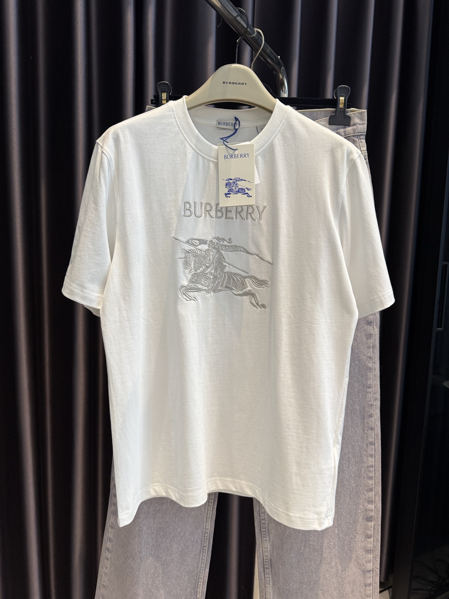NO:818449,BBR26ss embroidered war horse short-sleeved T-shirt. First time original purchase and development, 15S fine cotton plain fabric 230g  The round-neck T-shirt is made of plain woven cotton fabric. It has a slim fit, rib knit decoration, brand logo created by imported Tajima embroidery technology, and integrated into the plaid equestrian knight logo design. The pure cotton fabric structure is plain weave, the fabric surface of the fabric is smooth and delicate, and the texture is tight. It has good moisture absorption and breathability and comfort, and can keep you dry and comfortable. Due to its tight spinning process, it also has good wrinkle resistance and durability, suitable for long-term wear!  ,Burberry-clothing,T-shirt,tees,t-shirt,19860909BBR26ss刺绣战马短袖T恤衫 第一时间原版购入开发,15S精棉平纹面料230g 圆领T恤衫选用平织棉面料制成.呈现修身版型,罗纹针织装饰,装饰进口田岛刺绣工艺打造的品牌徽标,融入格纹马术骑士徽标设计.纯棉质织物组织结构为平纹,面料的织物表面平整细腻,质地紧密,具有良好的吸湿透气性和舒适性,能够保持干爽舒适.由于其紧密的纺纱工艺,它也具有良好的抗皱性和耐久性,适合长时间穿着！,博柏利-服装,T-shirt,tees，t-shirt,,Women's clothing