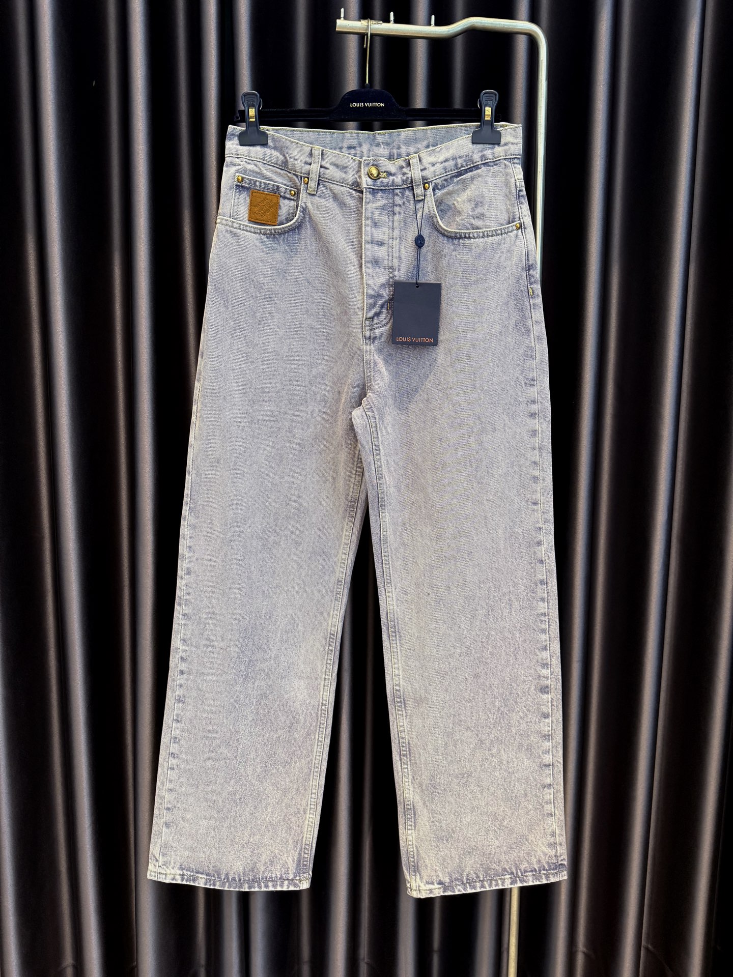 NO:786776,LV26ss Purple Denim Straight Leg Pants, these jeans are a wardrobe staple that showcase Louis' craftsmanship. Premium stonewashed Japanese denim features leather pocket LV signature, LV leather patch and copper-effect buttons at back. This effortless piece can be easily paired with everyday looks!,Louis Vuitton - Clothing,louis vuitton,louis vuitton,jeans,cowhide,19860909LV26ss紫色牛仔直筒裤,这款牛仔裤是衣橱必备单品,彰显路易的精湛工艺.优质石洗日本牛仔布采用口袋皮标LV 标志,背后有 LV 牛皮贴布和铜扣效果纽扣.这款毫不费力的单品可轻松搭配日常造型!,路易威登-服装,louis vuitton,louis vuitton,jeans,cowhide,,Women's clothing