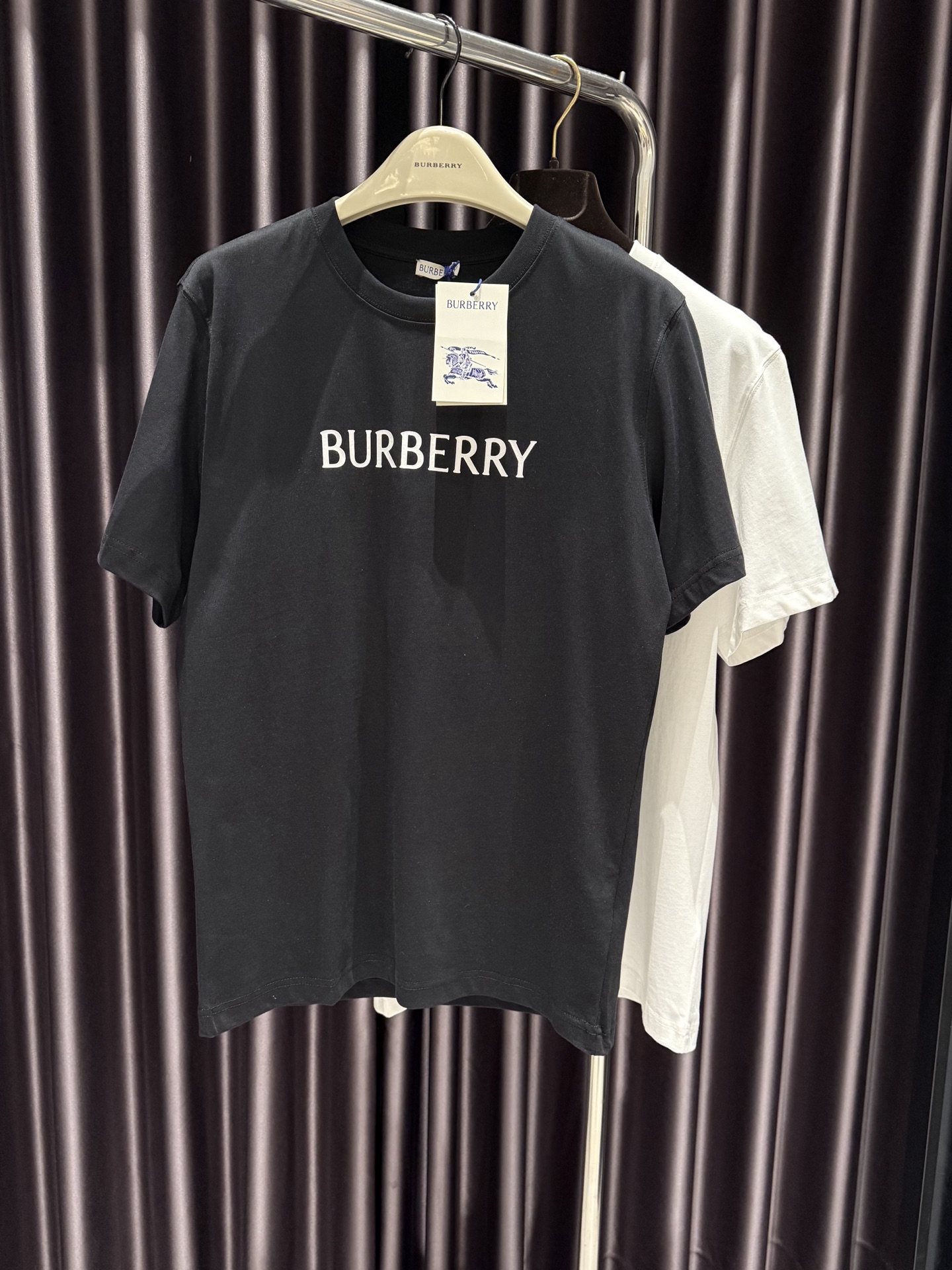 NO:818484,BBRT shirt, made of lightweight plain cotton fabric. It uses screen printing technology and incorporates the Burberry three-dimensional letter logo. The round neck style shows a slim fit. - Rib knitted collar - Decorated with Burberry letter logo print, Burberry - clothing, burberry, tees, t-shirt,19860909BBRT恤衫,选用轻盈平织棉面料打造.采用丝网印花工艺,融入 Burberry 立体字母徽标.圆领款式,呈现修身版型. – 罗纹针织领口 – 饰有 Burberry 字母徽标印花,博柏利-服装,burberry,tees，t-shirt,,Women's clothing