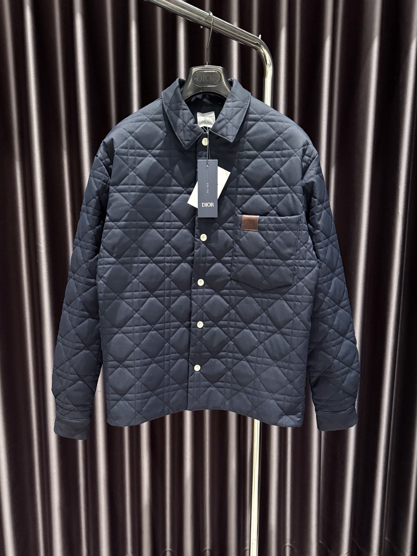 NO:723802,New product high version CD  Navy blue cotton cannage pattern with leather Dr patch coat shirt. This overshirt reinterprets the classic design with a modern style. It is carefully crafted in navy blue cotton fabric and highlights the fashionable oversized fit. It is decorated with the classic tonal quilted cannage pattern throughout.  Case, chest patch pocket decorated with suede Dr patch, side slits with snap buttons, can be worn open or buttoned, blending traditional and modern styles, can be paired with jeans or shorts to create a sophisticated fashion look, decorated with tonal quilted cannage pattern suede throughout  Dr patch, metal snaps engraved with Dr logo, chest patch pocket, side snap vents. Fabric cotton, SIZE: S M L XL, Dior-clothing, dior, shorts, jeans, jackets & coats, shirts,19860909新品 高版本CD 海军蓝色棉质面料藤格纹搭配皮革Dr补丁外套衬衫,这款外套衬衫重新演绎经典设计,彰显现代风格,采用海军蓝色棉质面料精心制作,突显时尚超大版型,通体饰以经典的同色调绗缝藤格纹图案,胸前贴袋饰以绒面革Dr补丁,侧面开衩设计搭配按扣,可敞开或扣上穿着,将传统与现代风格融为一体,可搭配牛仔裤或短裤,打造精致的时尚造型,通体饰以同色调绗缝藤格纹图案绒面革 Dr补丁,镌刻有 Dr 标志的金属按扣,胸前贴袋,侧面按扣开衩.面料棉,SIZE:S M L XL,迪奥-服装,dior,shorts,jeans,jackets & coats,shirts,,Women's clothing