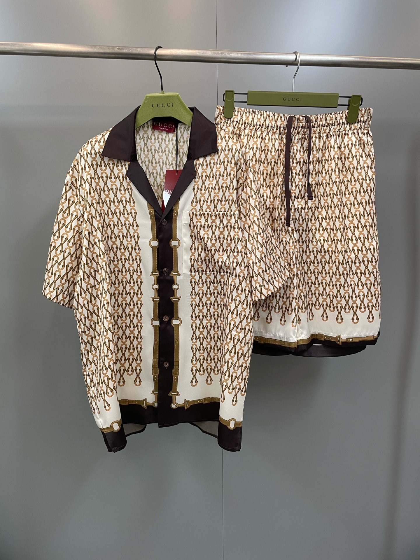 NO:775372,G family brand elements are cleverly integrated into silhouettes, fabrics and craftsmanship, continuing the brand heritage and interpreting contemporary aesthetics. These bowling shorts are made of twill technical silk, and the all-over Gucci equestrian print gives a unique charm. Beige twill technical silk, all-over Gucci equestrian print, Gucci - Clothing, gucci, gucci, gucci, shorts, real silk,19860909G家品牌元素巧妙融入廓形、面料与工艺,延续品牌传承底蕴,诠释当代美学.这款保龄球短裤甄选斜纹科技真丝打造,通体Gucci马术印花尽释别致韵调. 米色斜纹科技真丝 通体Gucci马术印花,古驰-服装,gucci,gucci,gucci,shorts,real silk,,Women's clothing