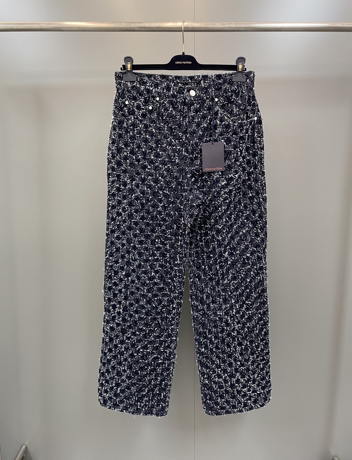 NO:780531,Lujia 26ss flocked hook-and-loop jeans are made from vintage siro jacquard exposed yarn fabric. They are washed and polished with sand and stone to form an old texture. The color is too natural. The whole dress does not cut corners. The minimum size is 3 pounds. Heavy jacquard fringing technology creates the ultimate art.  If you look at the real thing, you will know how complicated the craftsmanship of this dress is. The leather tag on the waist has a matching iron mold pattern, and it is made of real first-layer cowhide suede. It is different from the blurry versions on the market. The lacquered copper lettering is clear and delicate, and it is environmentally friendly, fixed color, and spray-dyed. The sewing tube inside the dress is hemmed with threads.  ,Fine workmanship, perfect restoration, instant kill of all versions on the market.,Louis Vuitton-clothing,louis vuitton,louis vuitton,louis vuitton,jeans,cowhide,19860909驴家26ss植绒勾花牛仔裤,复古赛络纺提花露纱面料,通过洗水及砂石打磨,形成做旧质感,色泽过度自然,整件衣服不偷工减料最小码3斤重.重工提花流苏工艺打造极致艺术感看实物就知道这件衣服的工艺有多复杂,腰部皮牌对色开铁模图案,真头层牛皮绒面制作,区别市面模糊的版本.烤漆铜亮刻字清晰细腻环保定色喷染,衣服内里的缝筒车线包边 ,做工精细 ,完美还原,秒杀市面所有版本.,路易威登-服装,louis vuitton,louis vuitton,louis vuitton,jeans,cowhide,,Women's clothing