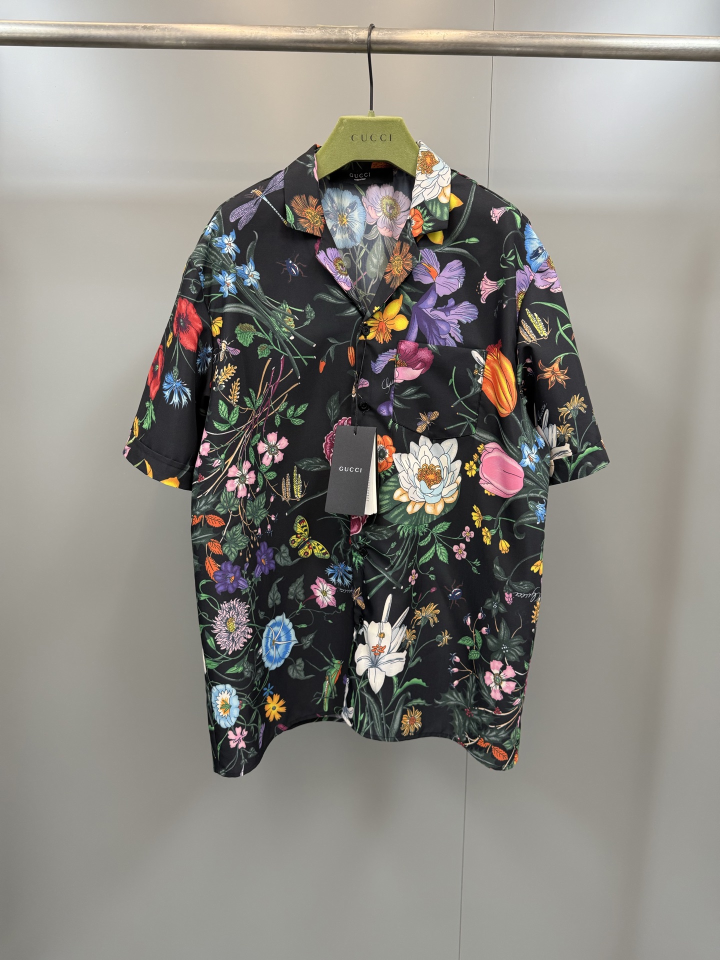 NO:775351,The G family printed short-sleeved shirt, fabrics and craftsmanship, continue the brand heritage and interpret contemporary aesthetics. This floral shirt is made of twill technical silk, and the all-over printing expresses a unique charm., Gucci-clothing, gucci, gucci, shirts, T-shirt, real silk,19860909G家印花短袖衬衫,面料与工艺,延续品牌传承底蕴,诠释当代美学.这款花卉衬衫甄选斜纹科技真丝打造,通体印花尽释别致韵调.,古驰-服装,gucci,gucci,shirts,T-shirt,real silk,,Women's clothing