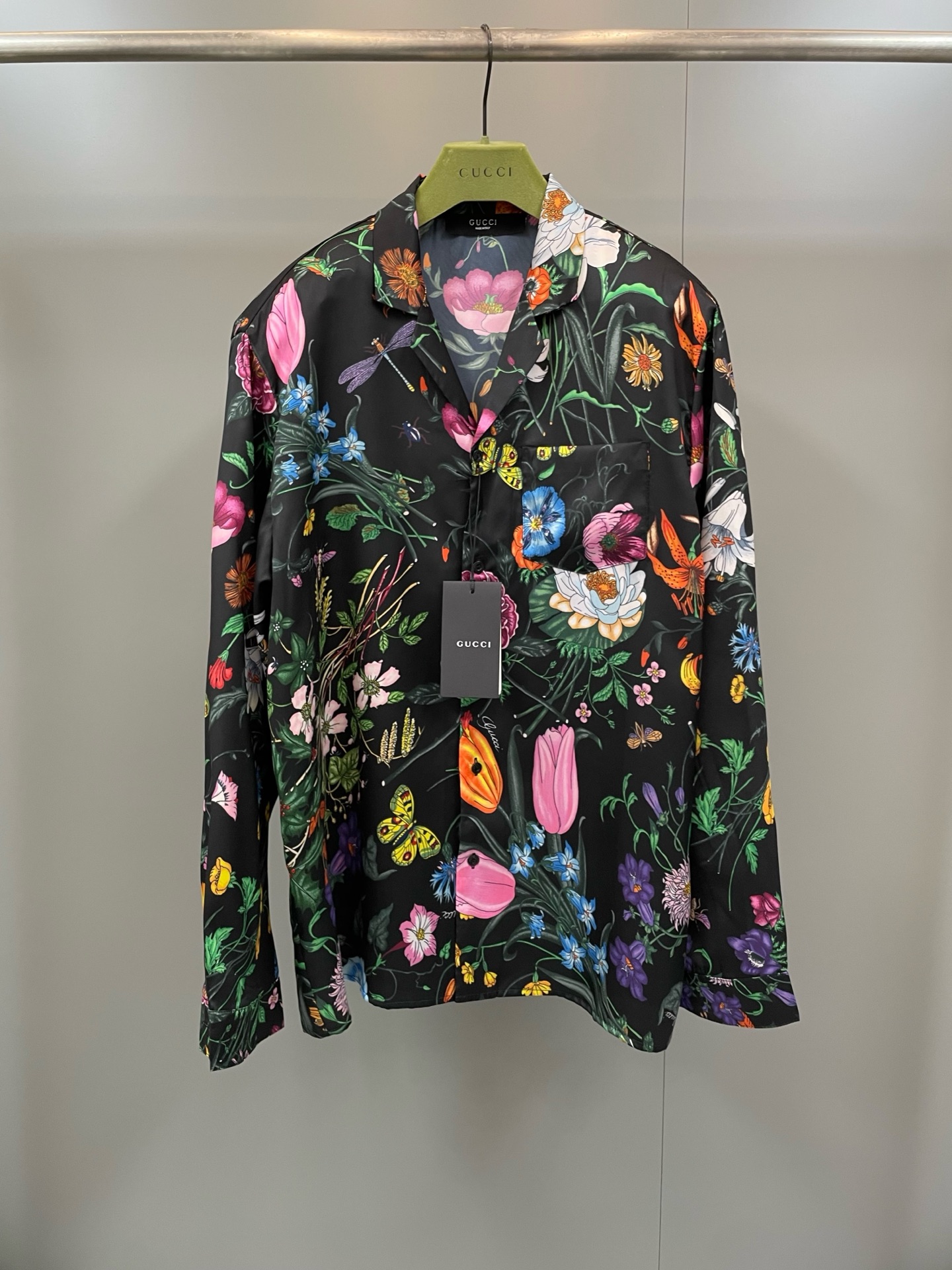 NO:775356,G's printed long-sleeved shirt, fabrics and craftsmanship, continue the brand's heritage and interpret contemporary aesthetics. This floral shirt is made of twill technical silk, and the all-over printing expresses a unique charm., Gucci - Clothing, gucci, gucci, shirts, real silk,19860909G家印花长袖衬衫,面料与工艺,延续品牌传承底蕴,诠释当代美学.这款花卉衬衫甄选斜纹科技真丝打造,通体印花尽释别致韵调.,古驰-服装,gucci,gucci,shirts,real silk,,Women's clothing