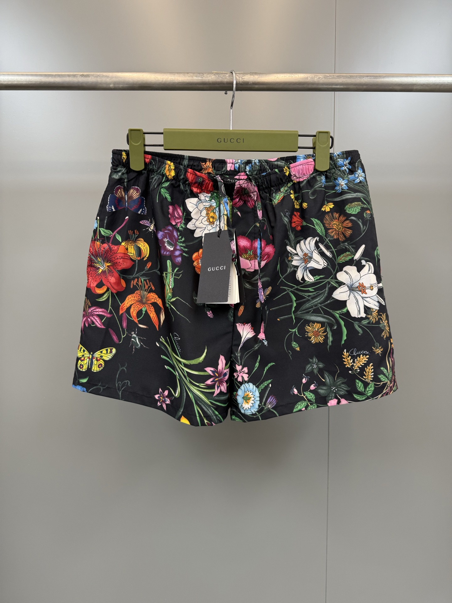 NO:775346,G's printed beach shorts, fabrics and craftsmanship, continue the brand's heritage and interpret contemporary aesthetics. These floral shorts are made of twill technical silk, and the all-over printing expresses a unique charm., Gucci - Clothing, gucci, gucci, shorts, real silk,19860909G家印花沙滩裤,面料与工艺,延续品牌传承底蕴,诠释当代美学.这款花卉短裤甄选斜纹科技真丝打造,通体印花尽释别致韵调.,古驰-服装,gucci,gucci,shorts,real silk,,Women's clothing
