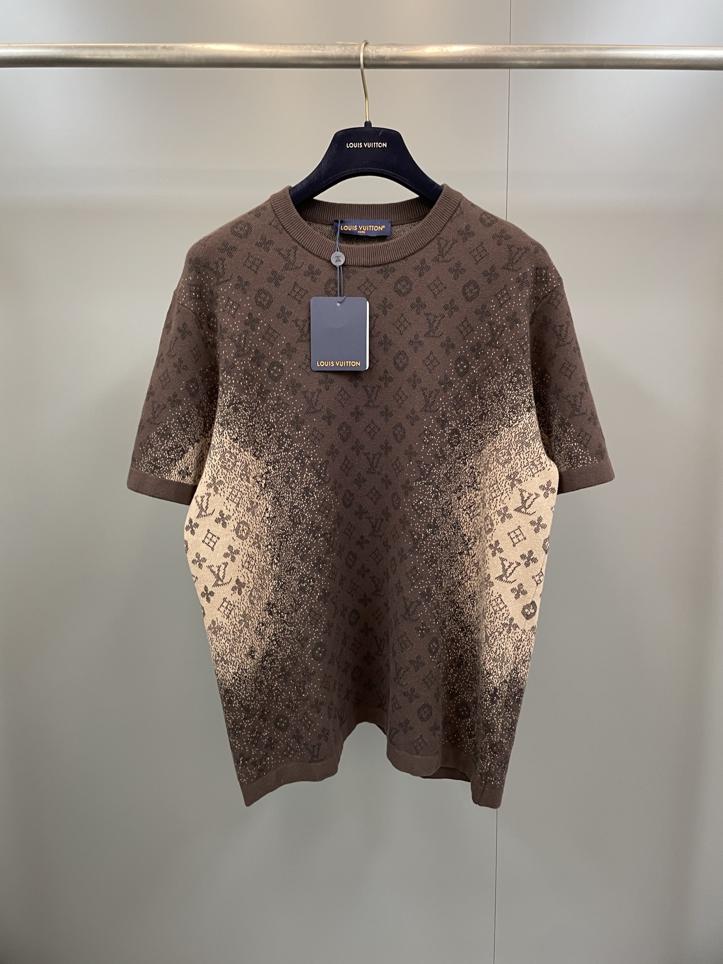 NO:775453,The high version of Lujia's 26 early spring new MONOGRAM jacquard short-sleeved crew neck shirt. This cotton short-sleeved crew neck shirt has a sun bleaching effect. It is inspired by the brilliant light and clothing dyeing traditions of India. It echoes the theme of the 2026 spring and summer show. The rich-toned fine knitted fabric is decorated with an exquisite full-width Monogram jacquard pattern. The side and sleeves are gradually lighter in tone, adding eye-catching charm to daily looks. .Standard version. Jacquard logo pattern  .Ribbed collar and cuffs back logo patch fabric cotton,Louis Vuitton-clothing,louis vuitton,louis vuitton,louis vuitton,T-shirt,19860909高版本驴家26早春新款MONOGRAM提花短袖圆领衫,本款棉质短袖圆领衫呈现日光漂白效果,灵感源自印度绚丽光线与服饰染色传统,呼应2026年春夏秀场主题,浓郁色调的细密针织面料饰以精致的全幅Monogram提花图案,侧身与袖部色调渐浅,为日常造型增添瞩目姿采. .标准版型 .提花标识图案 .罗纹衣领及袖口背部标识贴片 面料棉,路易威登-服装,louis vuitton,louis vuitton,louis vuitton,T-shirt,,Women's clothing