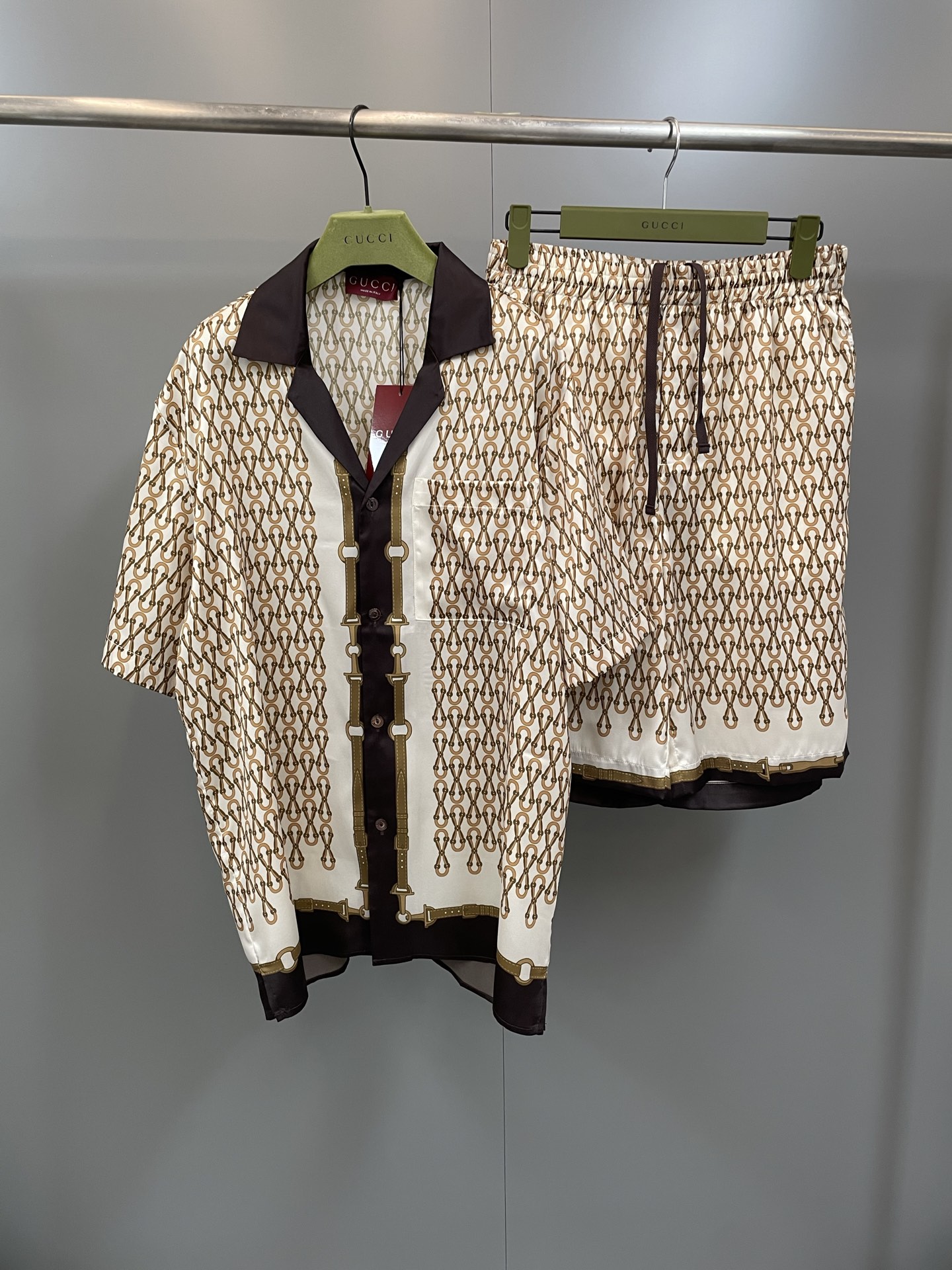 NO:775367,G family brand elements are cleverly integrated into silhouettes, fabrics and craftsmanship, continuing the brand heritage and interpreting contemporary aesthetics. This bowling shirt is made of twill technical mulberry silk, and the all-over Gucci equestrian print adds a unique charm. Beige twill technical mulberry silk All-over Gucci equestrian print Notched collar Dropped shoulder design Short sleeves Chest pocket Side slits Button closure Regular fit, Gucci-clothing, gucci, gucci, gucci, T-shirt,19860909G家品牌元素巧妙融入廓形、面料与工艺,延续品牌传承底蕴,诠释当代美学.这款保龄球衫甄选斜纹科技桑蚕丝打造,通体Gucci马术印花尽释别致韵调. 米色斜纹科技桑蚕丝 通体Gucci马术印花 平驳领 落肩设计 短袖 胸袋 侧开衩 纽扣开合 常规版型,古驰-服装,gucci,gucci,gucci,T-shirt,,Women's clothing