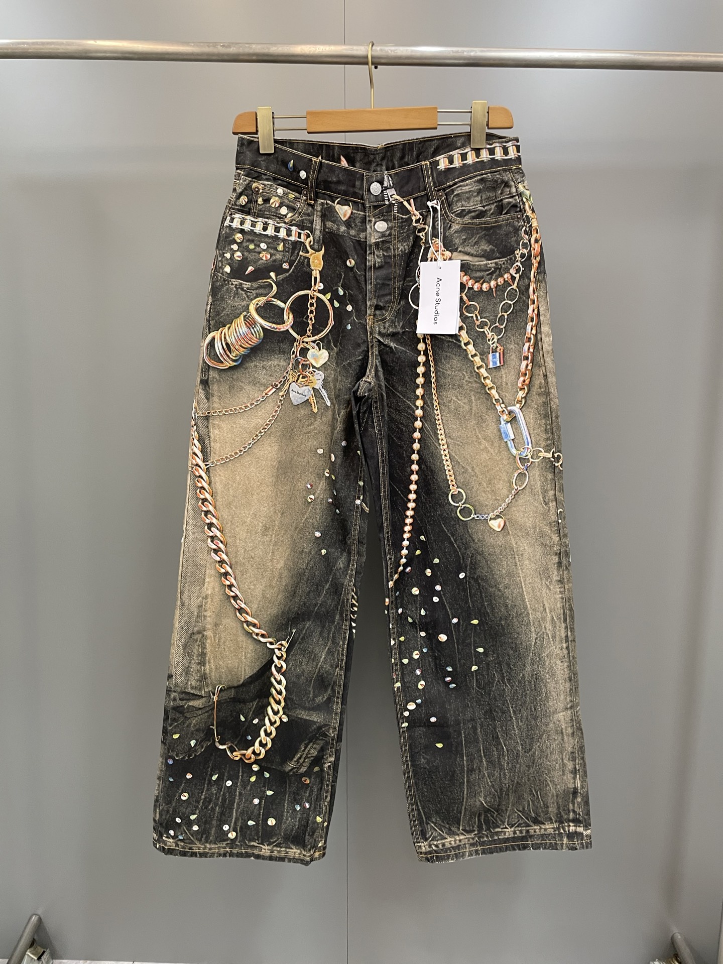 NO:775462,AC's new jeans feature seasonal crystal and bow prints and are made of denim with a brushed surface and a soft feel. The 1981 jeans are loosely cut, low to mid-waist, with super loose legs and long length. If you can't handle the loose version, it is recommended not to buy it. Men's and women's clothing, jeans,19860909AC新款牛仔裤采用季节性的水晶和蝴蝶结印花,由牛仔布制成,表面有拉丝,手感柔软.1981牛仔裤剪裁宽松,低腰到中腰,腿超级宽松,长度长.驾驭不了宽松版的建议不要购买,男装女装,jeans,,Women's clothing