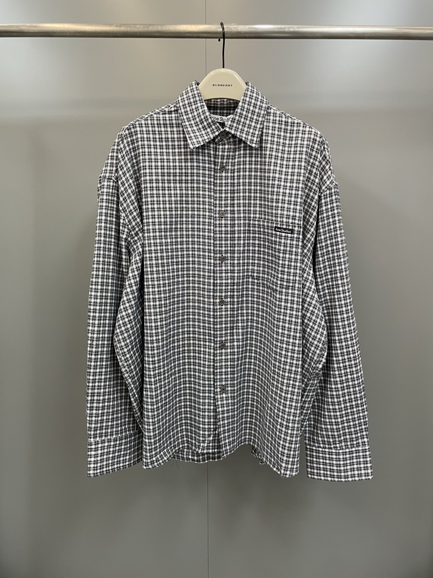 NO:775459,ACNE26's new long-sleeved button-down shirt is made from organic cotton flannel with a peach finish and features a seasonal plaid pattern. Features a chest pocket with Acne Studios logo label and is cut for a loose fit, hip length. Size S.M.L.XL., Men's and Women's,acne studios,dior,shirts,19860909ACNE26新款长袖纽扣衬衫由有机棉法兰绒制成,桃红色饰面,以季节性格纹图案为特色.配有一个胸前口袋,上面印有Acne Studios标志标签,剪裁宽松合身,臀部长度. 码数S.M.L.XL.,男装女装,acne studios,dior,shirts,,Women's clothing