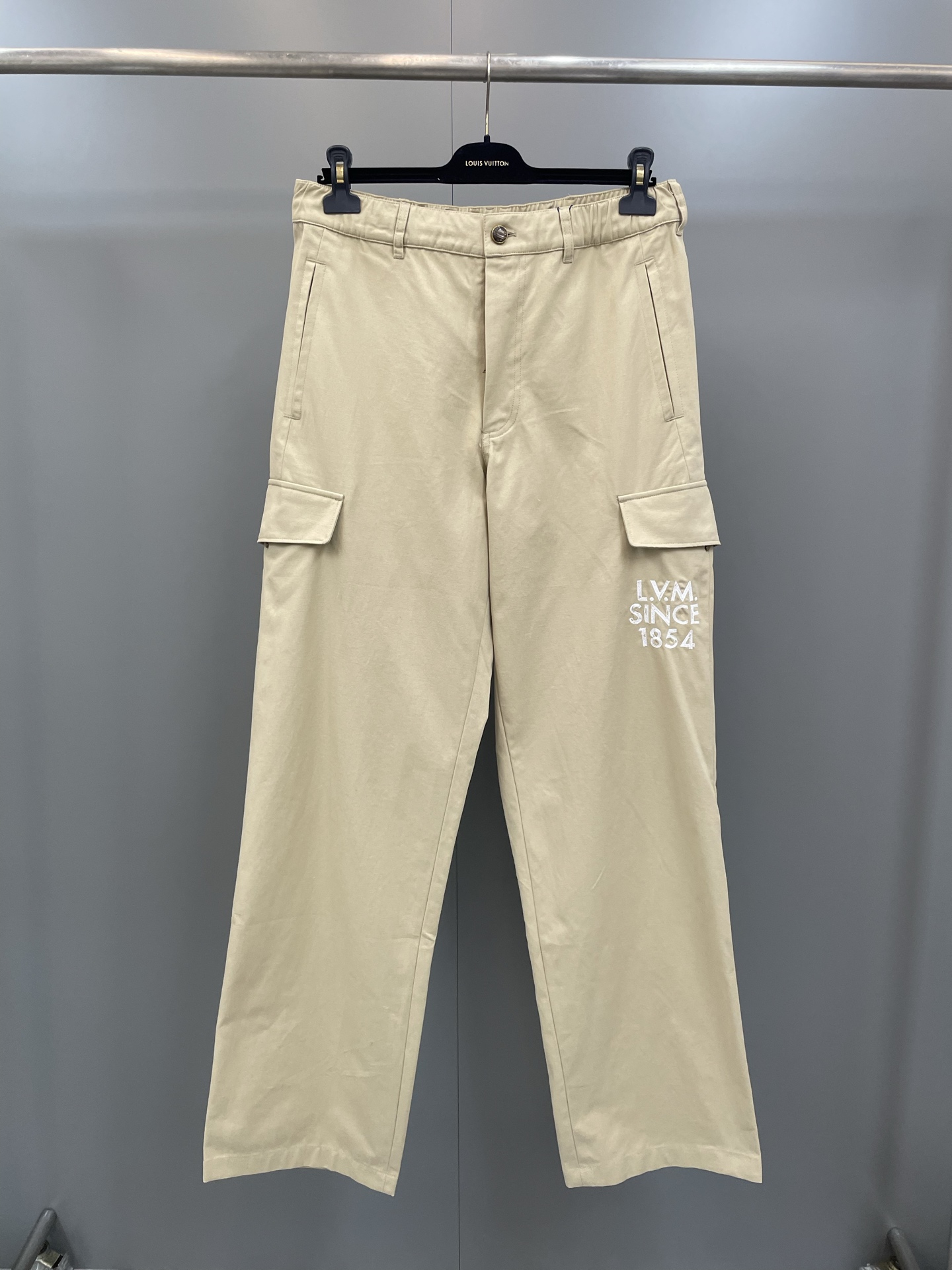 NO:775456,Lujia 26ss new work trousers are a classic wardrobe choice to complete your daily look. Made of cotton material in classic tones, the texture is soft and slightly textured, and the elastic design on the back waist ensures comfortable wearing. The left trouser leg is decorated with the 2026 Spring and Summer Series LV Alphabet embroidered logo, which is the finishing touch. Made at the counter at 1:1, the trousers are a bit long, please find a tailor to cut them by yourself!  ,Louis Vuitton-clothing,louis vuitton,louis vuitton,louis vuitton,loro piana,louis vuitton,19860909驴家26ss新款工装长裤是完善日常造型的经典衣橱佳选.采用经典色调的棉材质织造,质地柔软略带纹理,后腰弹性设计确保穿着舒适.左裤腿处饰有 2026 年春夏系列 LV Alphabet 刺绣标识,成为点睛之笔. 按专柜1:1做出来的,裤子有点长,请自行找裁缝剪裁！,路易威登-服装,louis vuitton,louis vuitton,louis vuitton,loro piana,louis vuitton,,Women's clothing