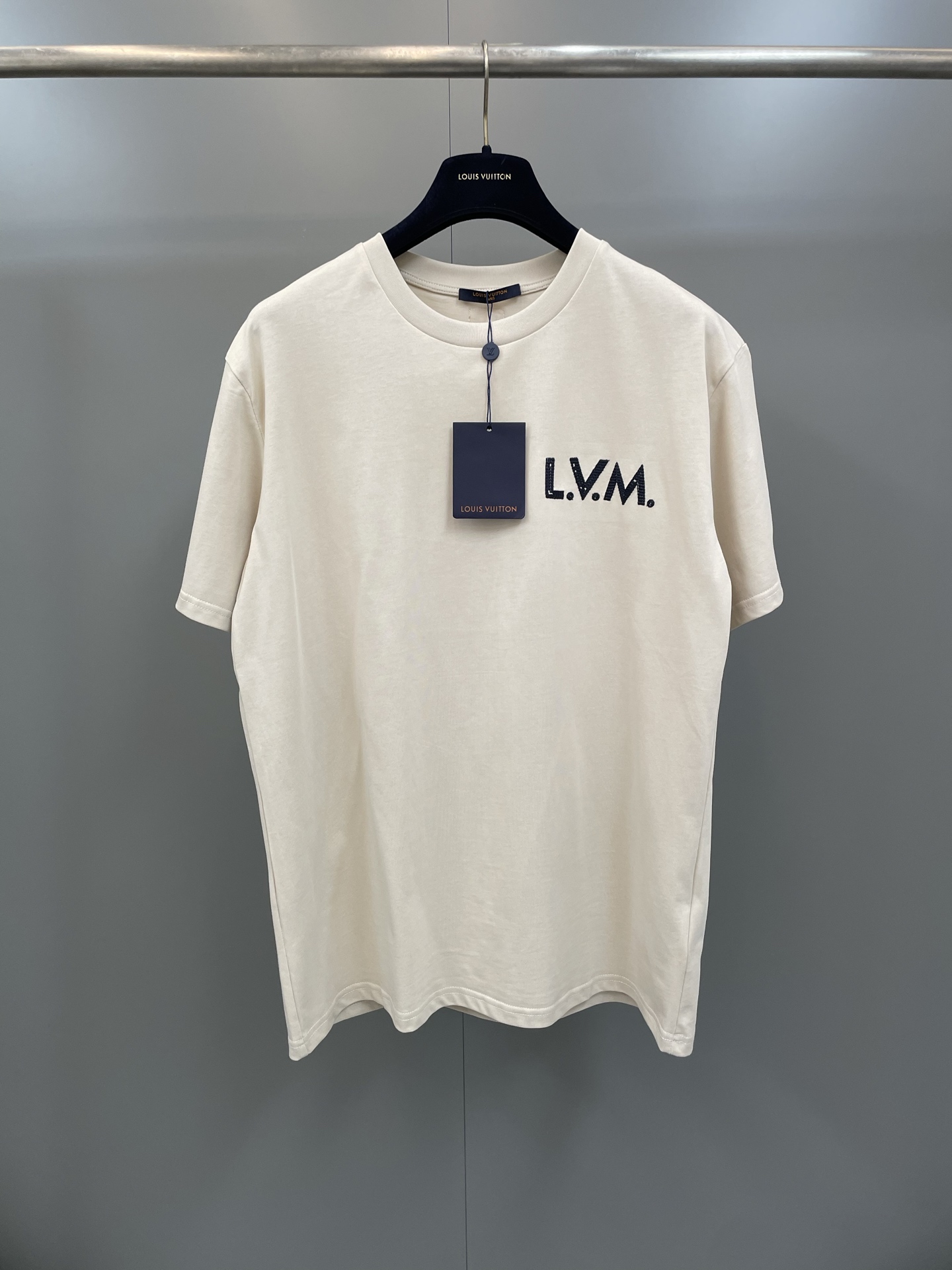 NO:775435,The restrained color of Lujia’s 26 new cotton short-sleeved crew-neck shirt is suitable for mixing and matching with the seasonal series. The L.V.M. letters release tension on the chest, the embroidery is subtle on the back hem, and the leather patch is nestled under the collar., Louis Vuitton-Clothing, louis vuitton, louis vuitton, louis vuitton, T-shirt,19860909驴家26新款棉质短袖圆领衫的内敛色彩适宜与当季系列混合搭配.L.V.M. 字母在胸前释放张力,刺绣含蓄点缀背后下摆,皮革贴饰栖身衣领下方.,路易威登-服装,louis vuitton,louis vuitton,louis vuitton,T-shirt,,Women's clothing