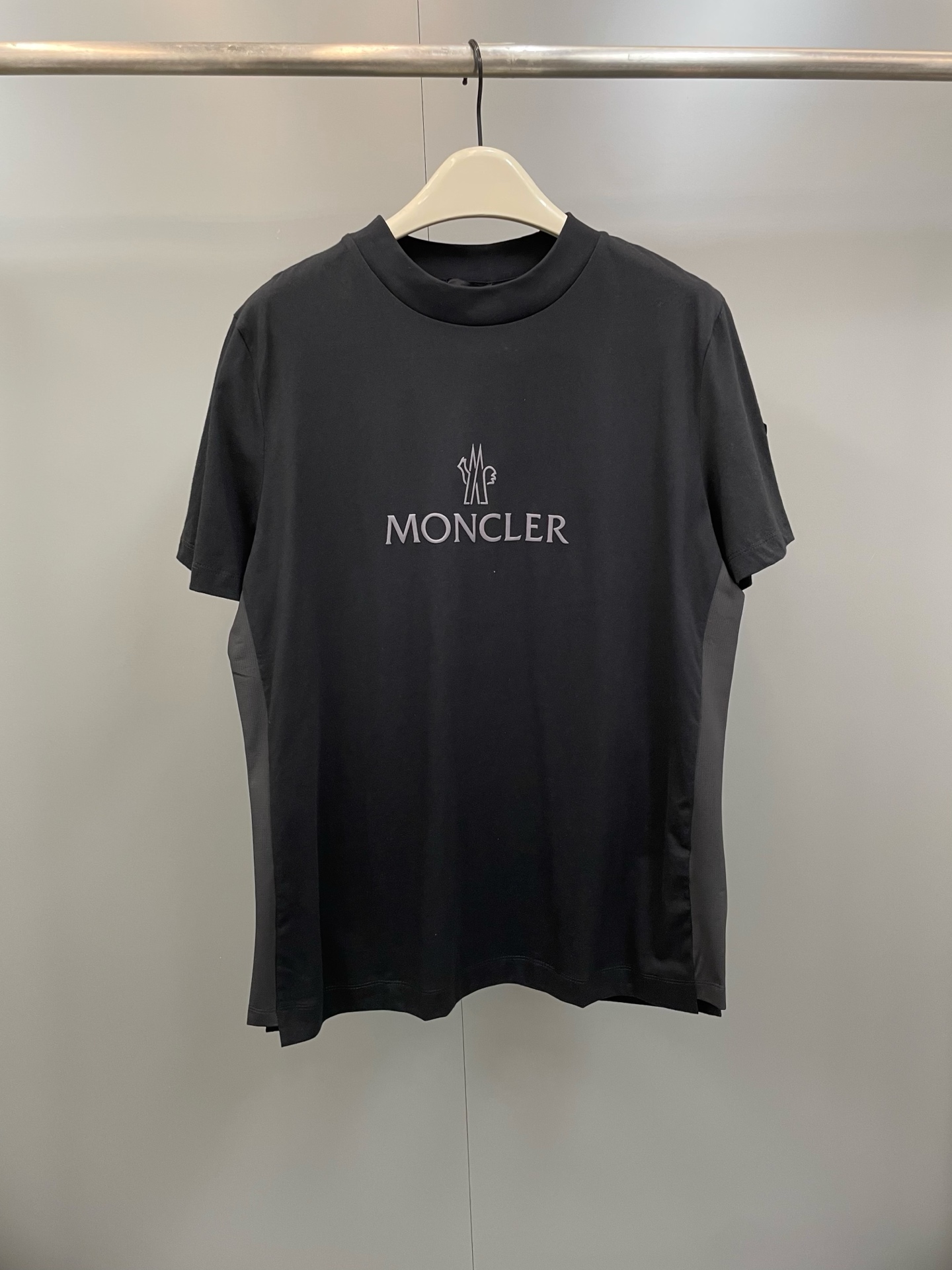 NO:775451,Mouth Mouth 26SS Chest Printed Short Sleeve T-shirt was purchased and developed at the first time. The fabric is made of 180g of cotton ice gauze cotton, co-dyed in the same vat with no color difference. 100% cotton ice gauze cotton rib 260g. The letters on the chest are glue printed, and the side changes are embellished with black cloth strips to make the whole dress more beautiful. Black embroidery logo on the arms, complete with three logos, loose fit, muzzle - clothing, Moncler, T-shirt,19860909蒙口26SS 胸前印花短袖T 第一时间原版购入开发,面料采用全棉冰纱棉180克,同缸共染无色差全棉冰纱棉罗纹260克 胸前字母是胶浆印花,侧变点缀黑色布条,让整件衣服更具美观,手臂黑色刺绣标,三标齐全,宽松版型,蒙口-服装,Moncler,T-shirt,,Women's clothing