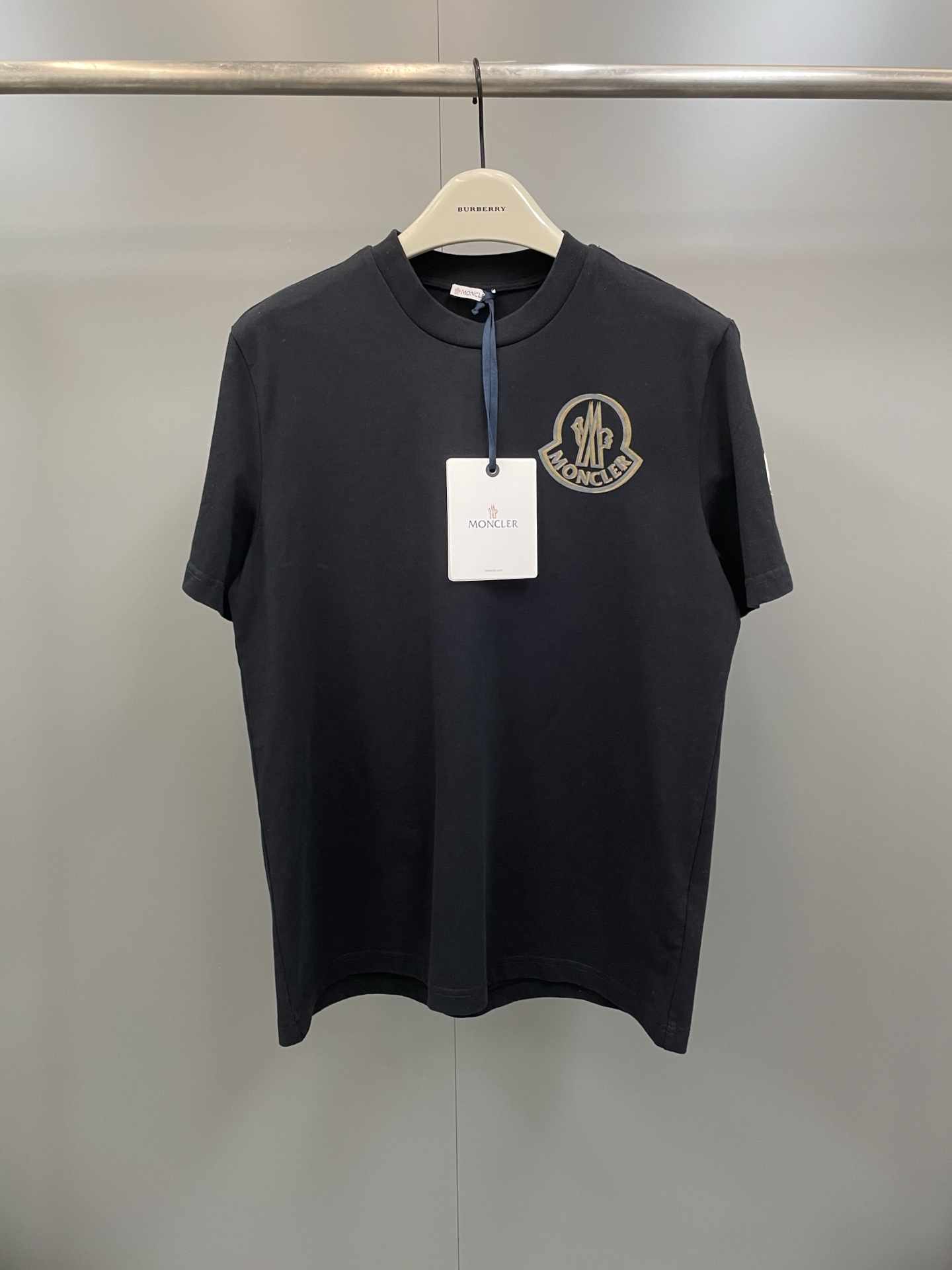 NO:775449,Mouth 26SS flocked printed short-sleeves, the fabric is made of 240g 32-count double yarn combed cotton, 320g co-dyed in the same cylinder with colorless elastic cotton ribs, the flocking printing of the chest logo is the same process as the original, the embroidery of the masked logo template on the arms is restored one to one, three labels are complete, fitted version, masked clothing, Moncler, T-shirt,19860909蒙口26SS植绒印花短袖,面料采用32支双纱精梳棉240克,同缸共染无色差舒弹棉罗纹320克,胸前标识植绒印花和原版同一工艺,手臂蒙口标模板刺绣一比一还原,三标齐全,合身版型,蒙口-服装,Moncler,T-shirt,,Women's clothing